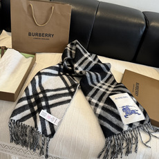 Burberry新款苏格兰格纹羊绒围巾,继全智贤带火的格纹款围巾之后,Bur又一款力作上市,Burberry新款流苏格纹 Burberry新款苏格兰格纹羊绒围巾,继全智贤带火的格纹款围巾之后,Bur又一款力作上市,Burberry新款流苏格纹