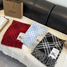 Burberry新款苏格兰格纹羊绒围巾,继全智贤带火的格纹款围巾之后,Bur又一款力作上市,Burberry新款流苏格纹 Burberry新款苏格兰格纹羊绒围巾,继全智贤带火的格纹款围巾之后,Bur又一款力作上市,Burberry新款流苏格纹