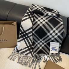 Burberry新款苏格兰格纹羊绒围巾,继全智贤带火的格纹款围巾之后,Bur又一款力作上市,Burberry新款流苏格纹 Burberry新款苏格兰格纹羊绒围巾,继全智贤带火的格纹款围巾之后,Bur又一款力作上市,Burberry新款流苏格纹
