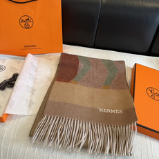 ✨✨爱马仕双面围巾❗好看的要疯掉了,太有型太有魅力了❗❗非常斯文时尚的秋冬单品!真的很喜欢,非常Classical的男款 ✨✨爱马仕双面围巾❗好看的要疯掉了,太有型太有魅力了❗❗非常斯文时尚的秋冬单品!真的很喜欢,非常Classical的男款