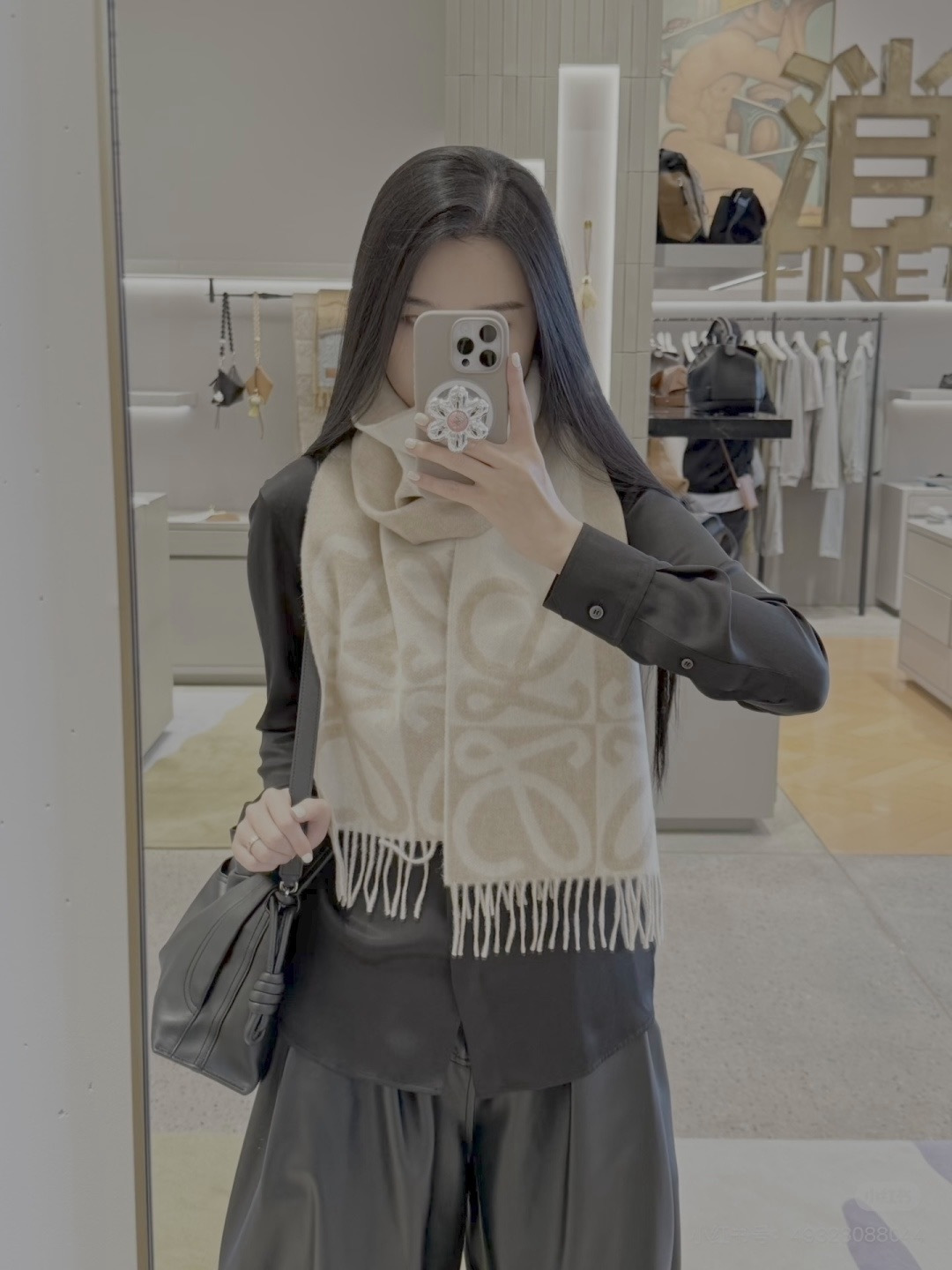 新款 ✨💕同步 LOEWE罗意威｜双面拼色羊绒羊毛🤎💗 新品！粉拼驼这个配色真的温柔到骨子里 经典Anagram回纹大l