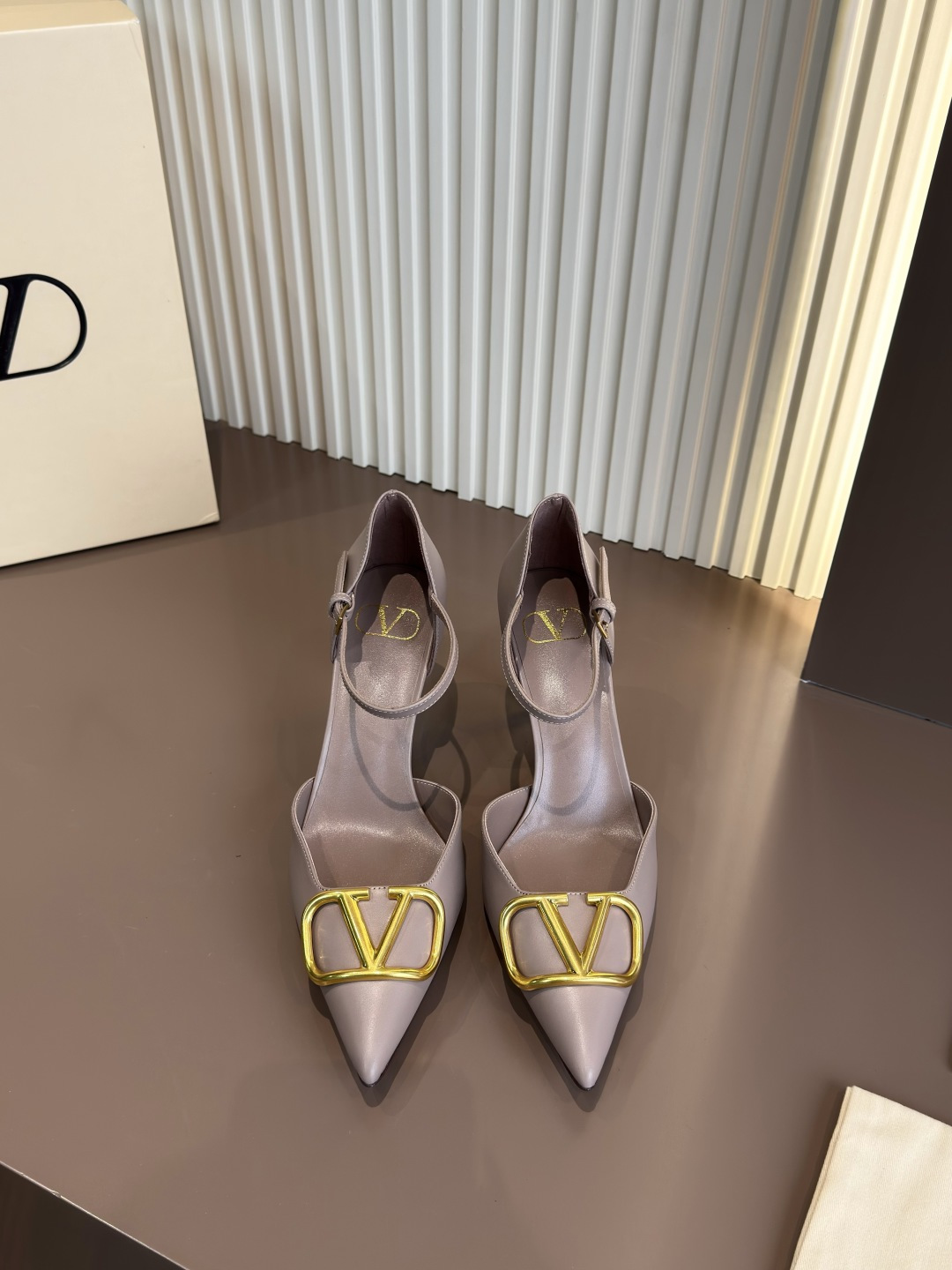 Valentino Escarpins à bout pointu en cuir verni avec boucle