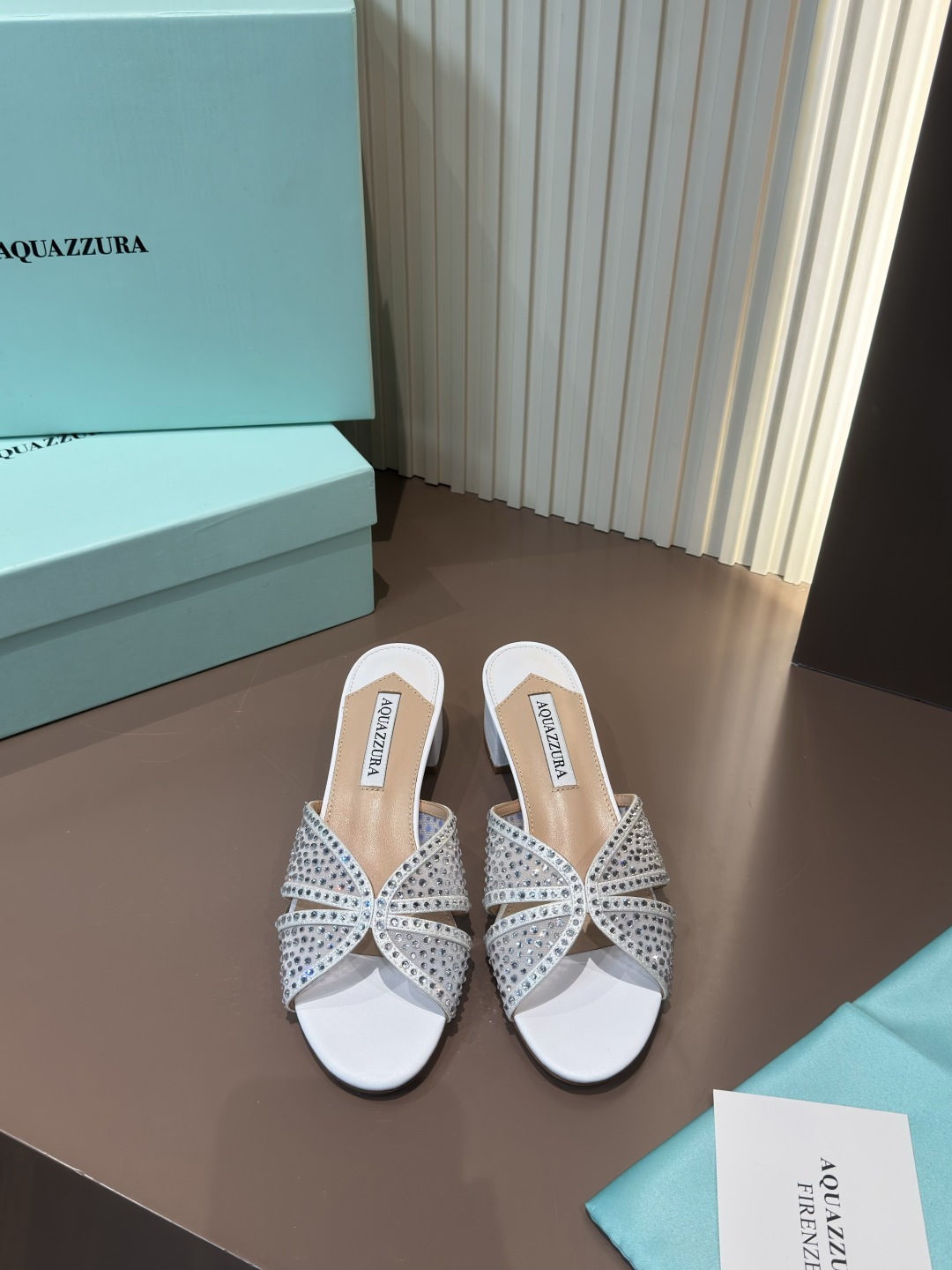 Aquazzura sandales mules à talon épais en cuir de mouton et résille à strass