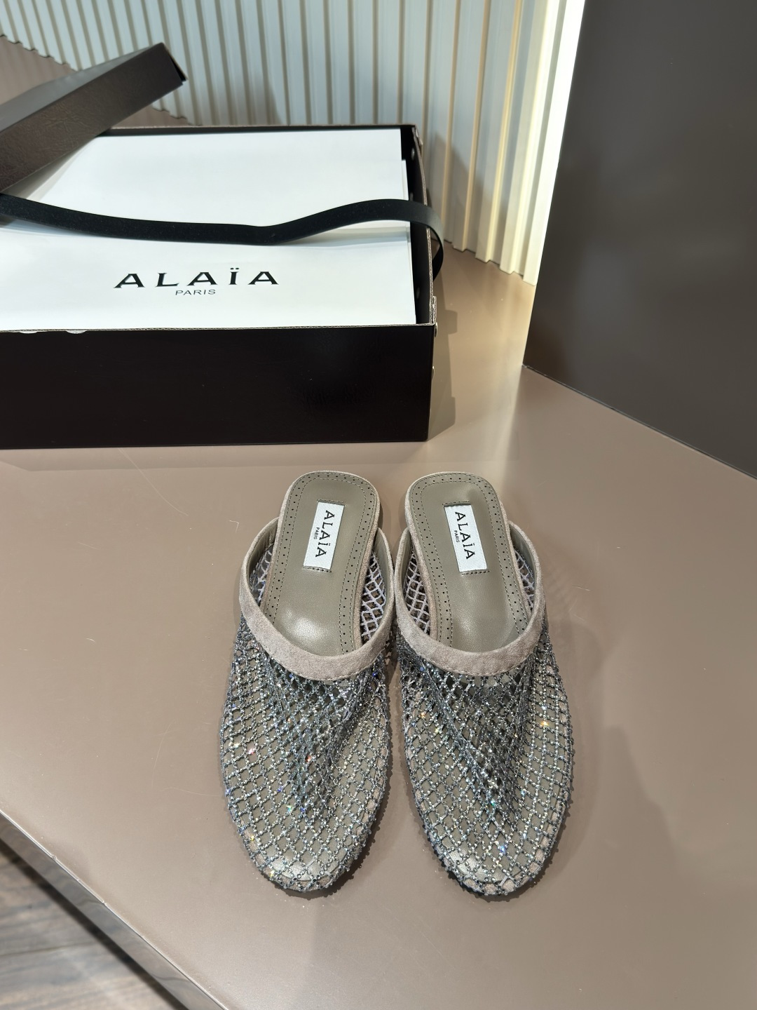 ALAIA сеткавыя сланечнікі з ягнячай скуры і стразамі жаночыя модныя элегантныя — топ-версія