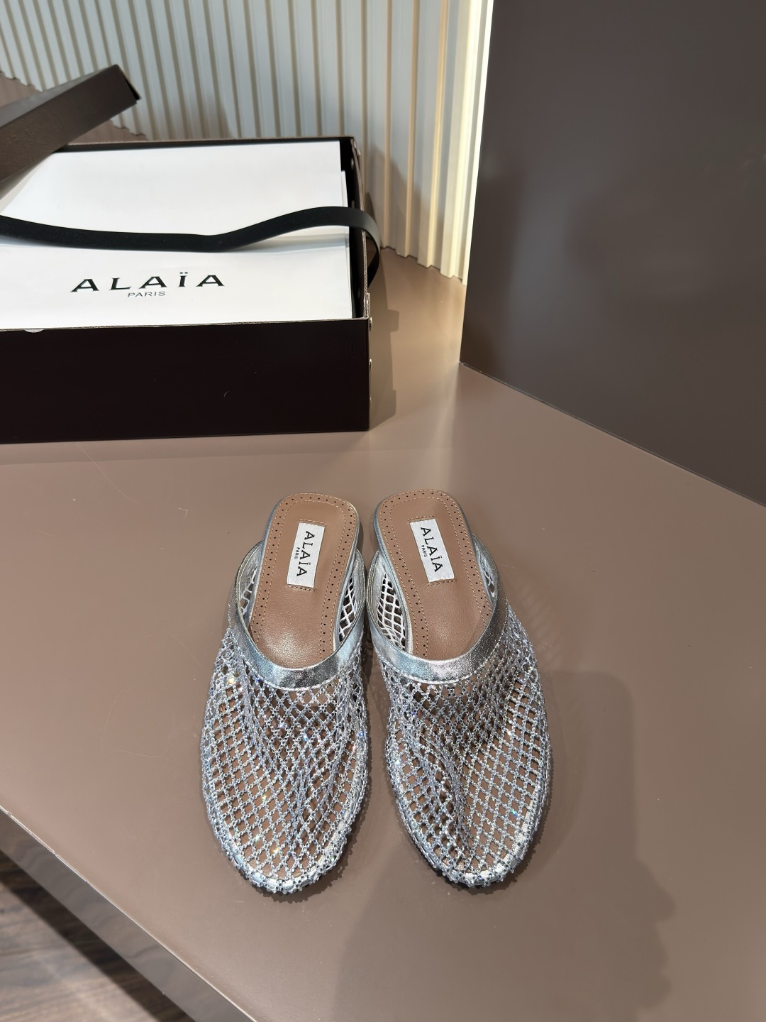 ALAIA сеткавыя сланечнікі з ягнячай скуры і стразамі жаночыя элегантныя-топ версія