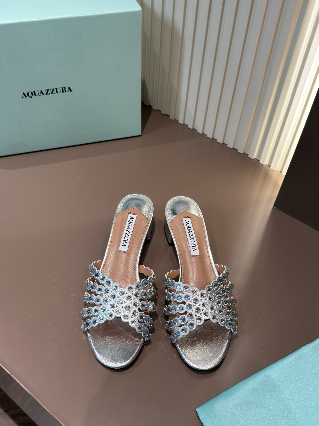 Aquazzura шлёпанцы из PVC со стразами, овечья кожа, на плоской подошве