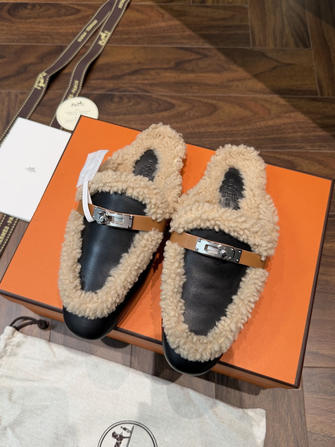HERMES Mule semi-fermée fourrure et cuir noir boucle métallique