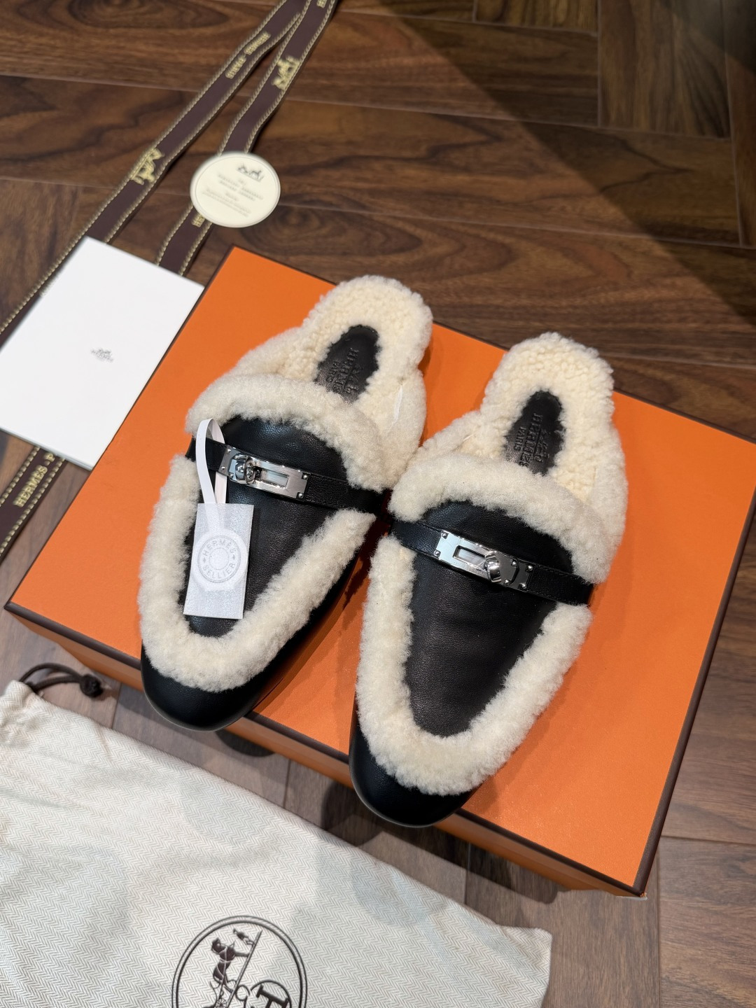 HERMES Mules demi-tige fourrure et cuir noir