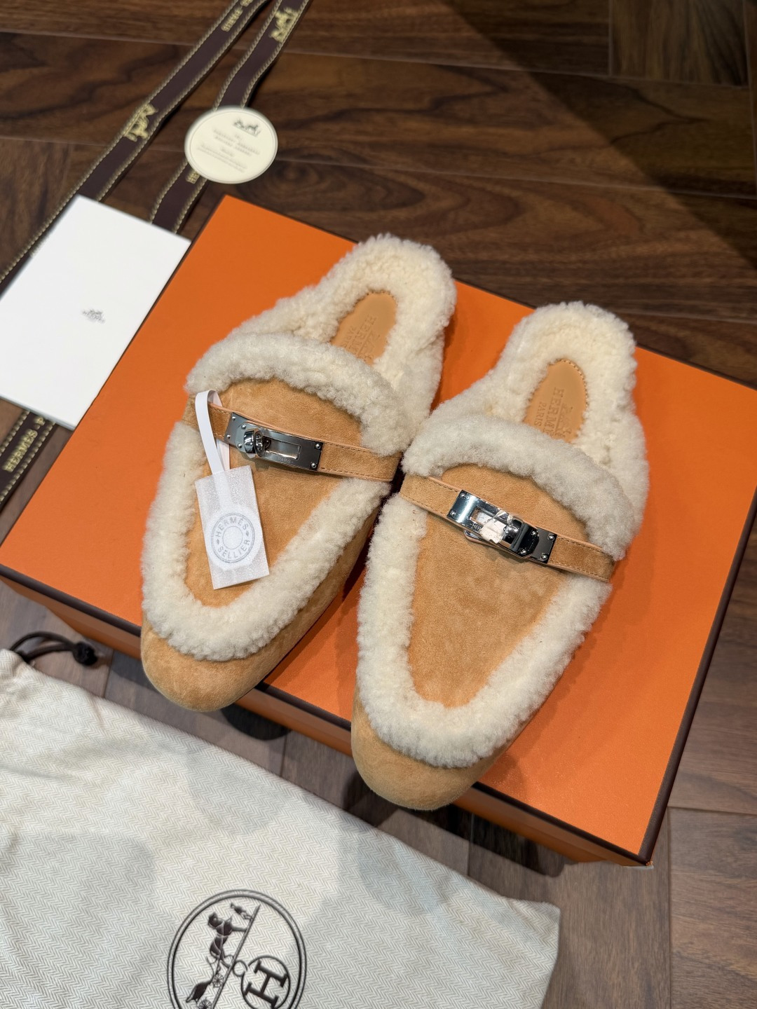 HERMES Mules semi-talc en peau retournée avec boucle métallique, bout fermé