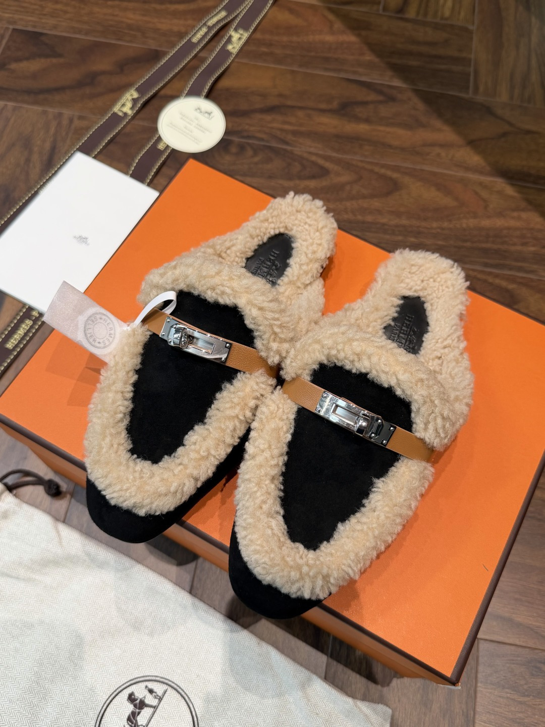 HERMES Mules semi-fermées en peau retournée et cuir, semelle en cuir, noir