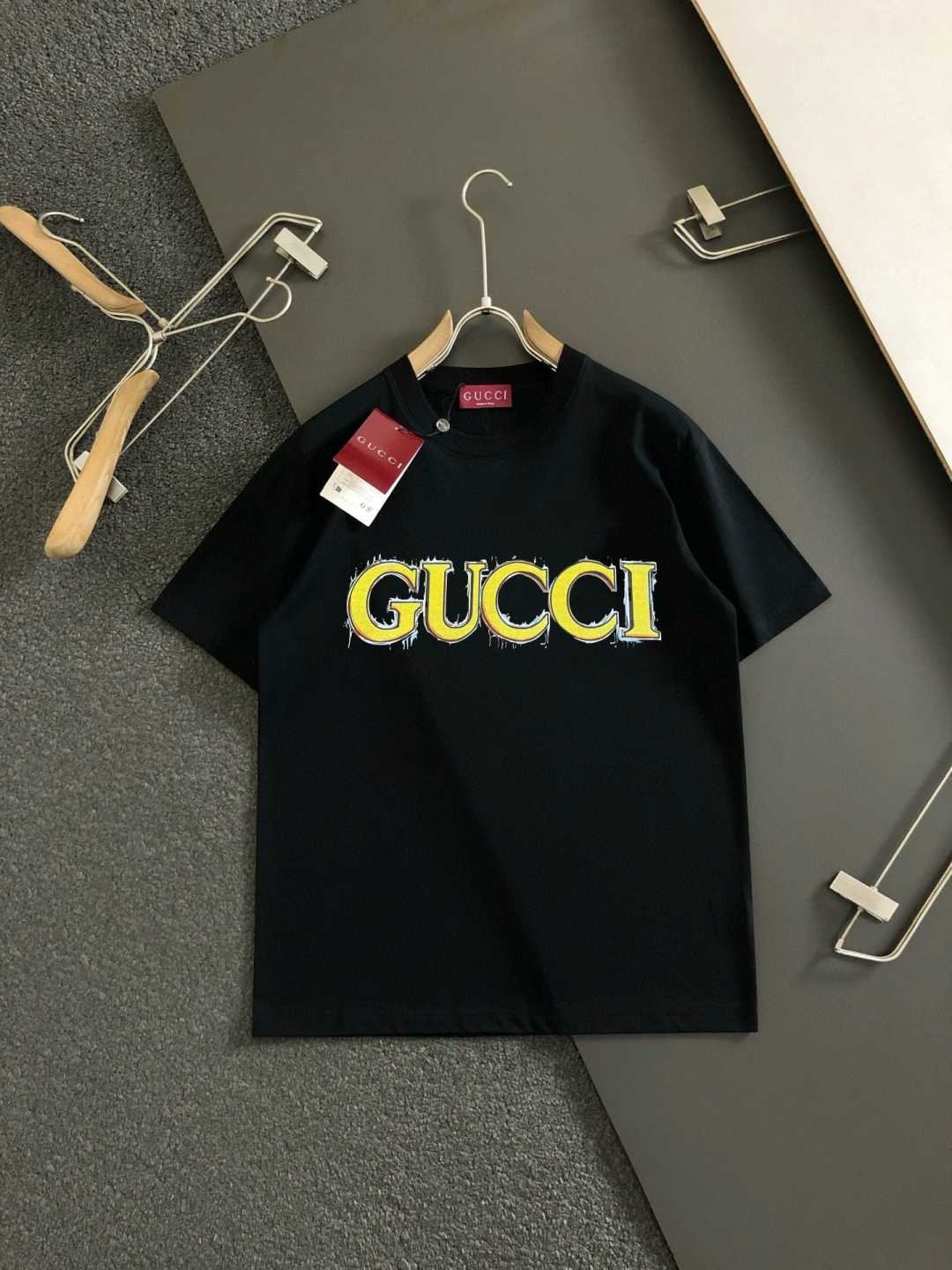 P105（顶级版本 区别通货）
25ss GUCCI 夏季新款  重磅推出双纱纯棉面料短袖 春夏走秀款 个性独家款式 男女同款 采用进口定制定染面料 后领锁链底全包肩 过水不变形不缩水 春夏最新砖柜同步 时尚又个性 超级百搭好看款  男女都非常合适  人手必备款 春夏最新砖柜同步 时尚又个性 超级百搭好看款 春夏最新砖柜同步 时尚又个性 超级百搭好看款  男女都非常合适  人手必备款  吊牌 领标 水洗麦 三标齐全
颜色：白色 黑色
码数：M-3XL（下单请报身高体重）