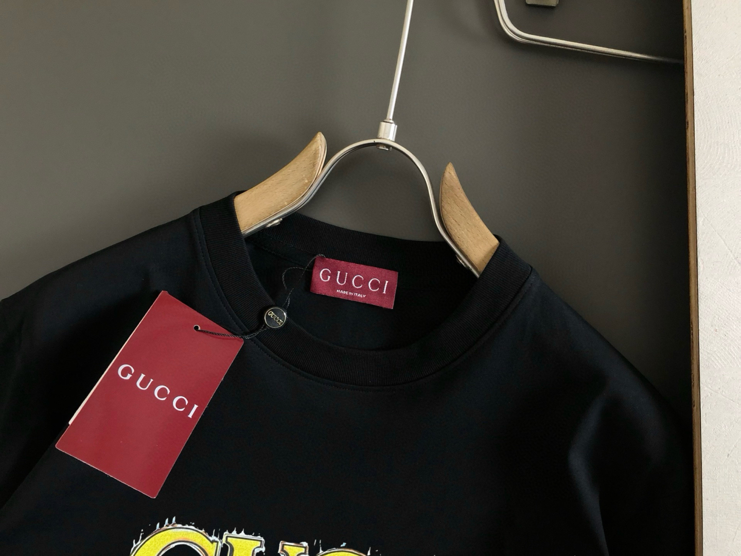 P105（顶级版本 区别通货）
25ss GUCCI 夏季新款  重磅推出双纱纯棉面料短袖 春夏走秀款 个性独家款式 男女同款 采用进口定制定染面料 后领锁链底全包肩 过水不变形不缩水 春夏最新砖柜同步 时尚又个性 超级百搭好看款  男女都非常合适  人手必备款 春夏最新砖柜同步 时尚又个性 超级百搭好看款 春夏最新砖柜同步 时尚又个性 超级百搭好看款  男女都非常合适  人手必备款  吊牌 领标 水洗麦 三标齐全
颜色：白色 黑色
码数：M-3XL（下单请报身高体重）