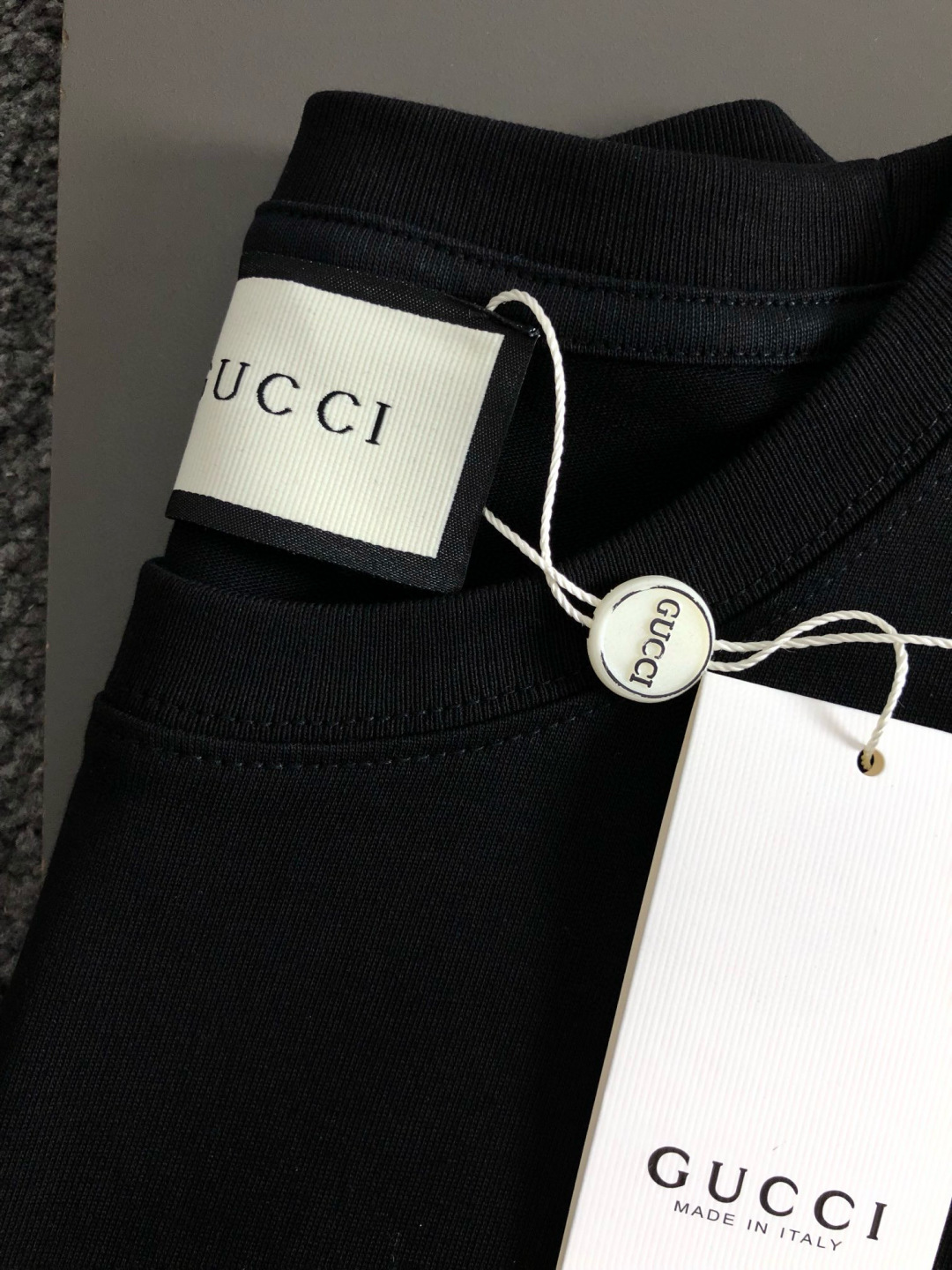 P105（顶级版本 区别通货）
25ss GUCCI 夏季新款  重磅推出双纱纯棉面料短袖 春夏走秀款 个性独家款式 男女同款 采用进口定制定染面料 后领锁链底全包肩 过水不变形不缩水 春夏最新砖柜同步 时尚又个性 超级百搭好看款  男女都非常合适  人手必备款 春夏最新砖柜同步 时尚又个性 超级百搭好看款 春夏最新砖柜同步 时尚又个性 超级百搭好看款  男女都非常合适  人手必备款  吊牌 领标 水洗麦 三标齐全
颜色：白色 黑色
码数：M-3XL（下单请报身高体重）