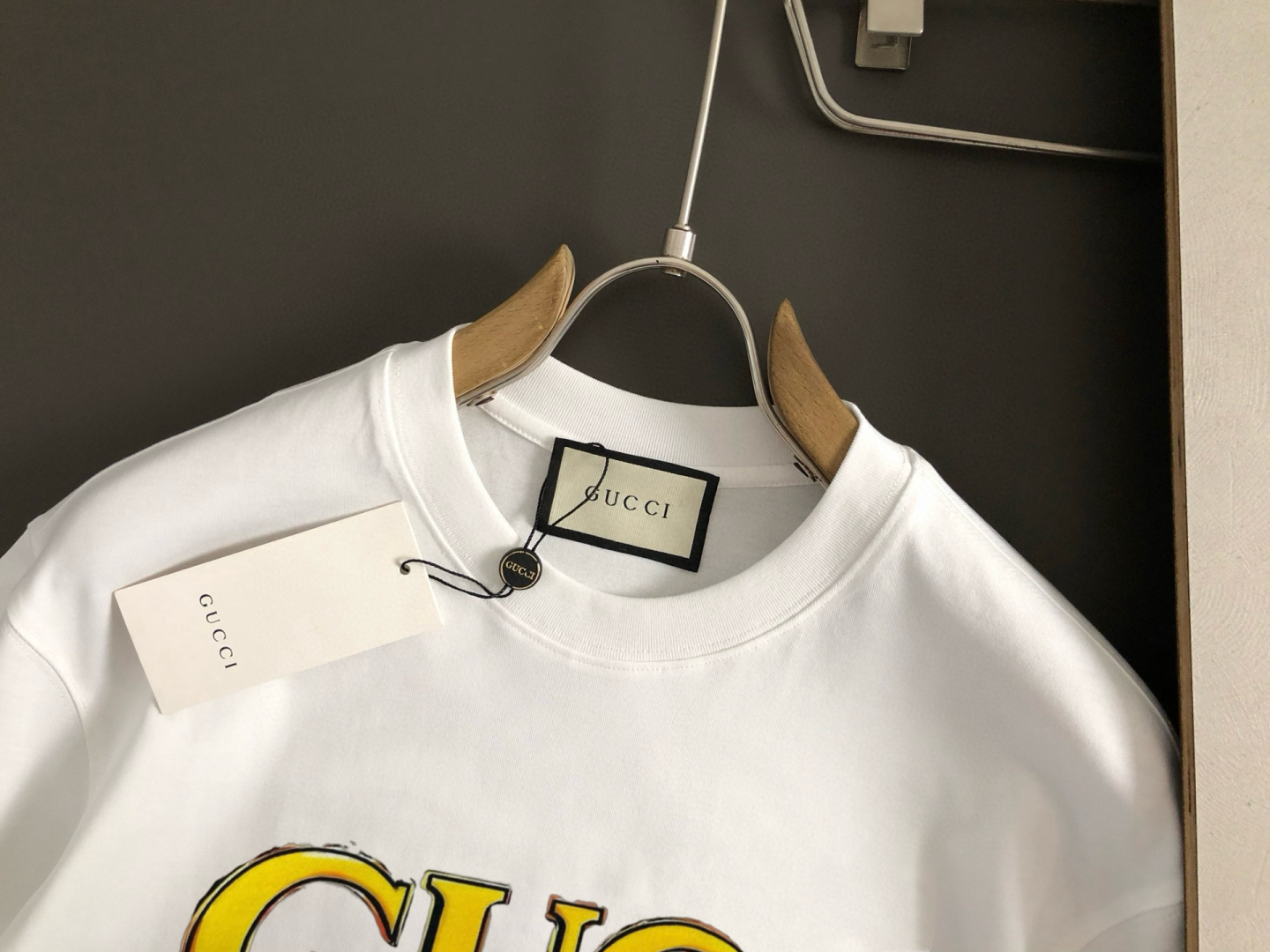 P105（顶级版本 区别通货）
25ss GUCCI 夏季新款  重磅推出双纱纯棉面料短袖 春夏走秀款 个性独家款式 男女同款 采用进口定制定染面料 后领锁链底全包肩 过水不变形不缩水 春夏最新砖柜同步 时尚又个性 超级百搭好看款  男女都非常合适  人手必备款 春夏最新砖柜同步 时尚又个性 超级百搭好看款 春夏最新砖柜同步 时尚又个性 超级百搭好看款  男女都非常合适  人手必备款  吊牌 领标 水洗麦 三标齐全
颜色：白色 黑色
码数：M-3XL（下单请报身高体重）