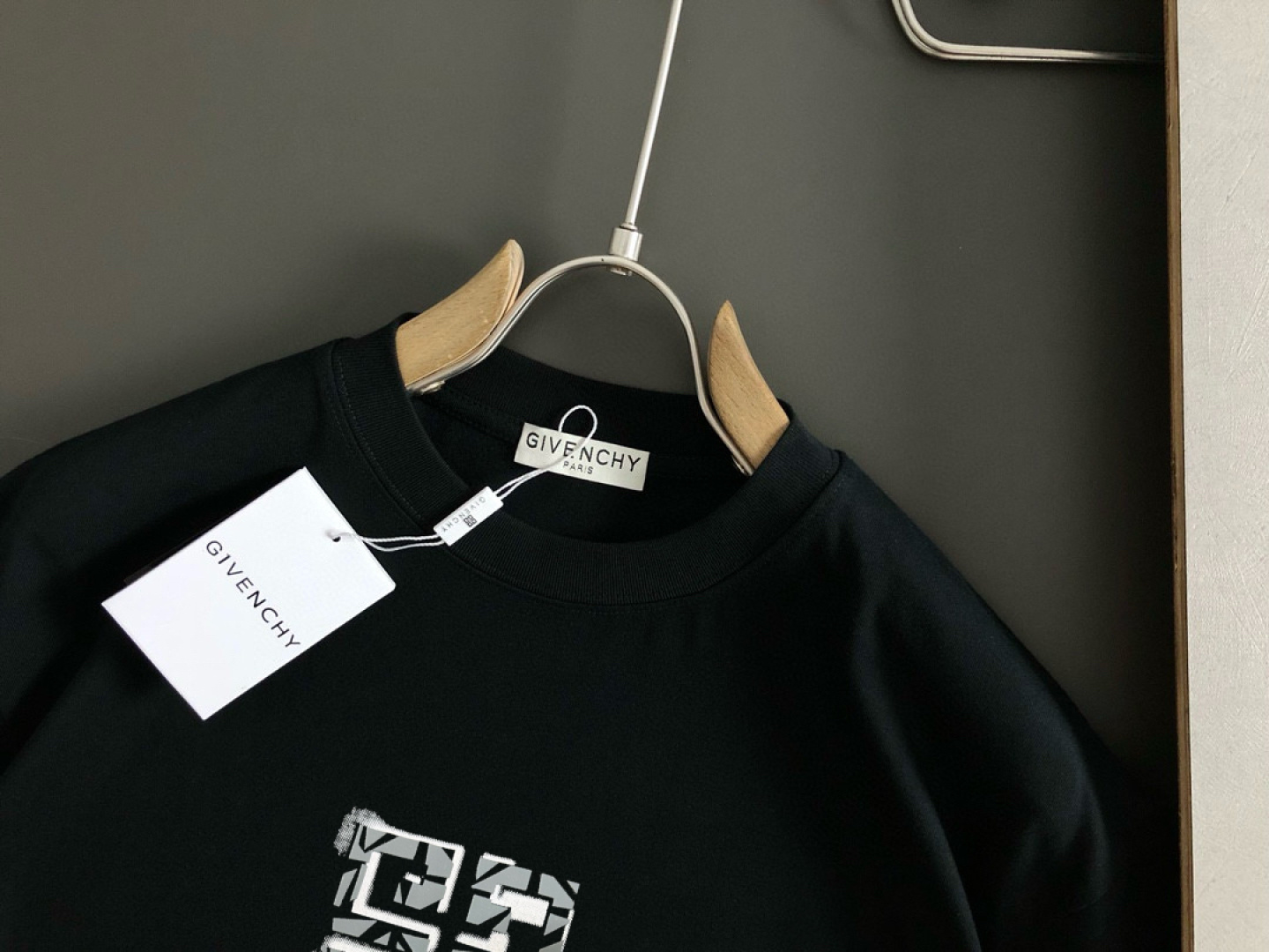  GVC 2025春夏新款首发专柜最新款短袖圆领T恤 高端订制 设计前卫时尚！品牌logo重工艺设计 高