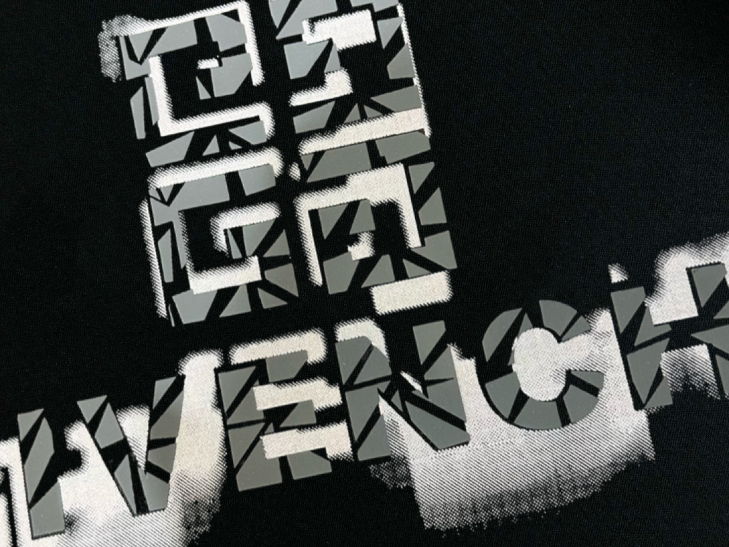  GVC 2025春夏新款首发专柜最新款短袖圆领T恤 高端订制 设计前卫时尚！品牌logo重工艺设计 高