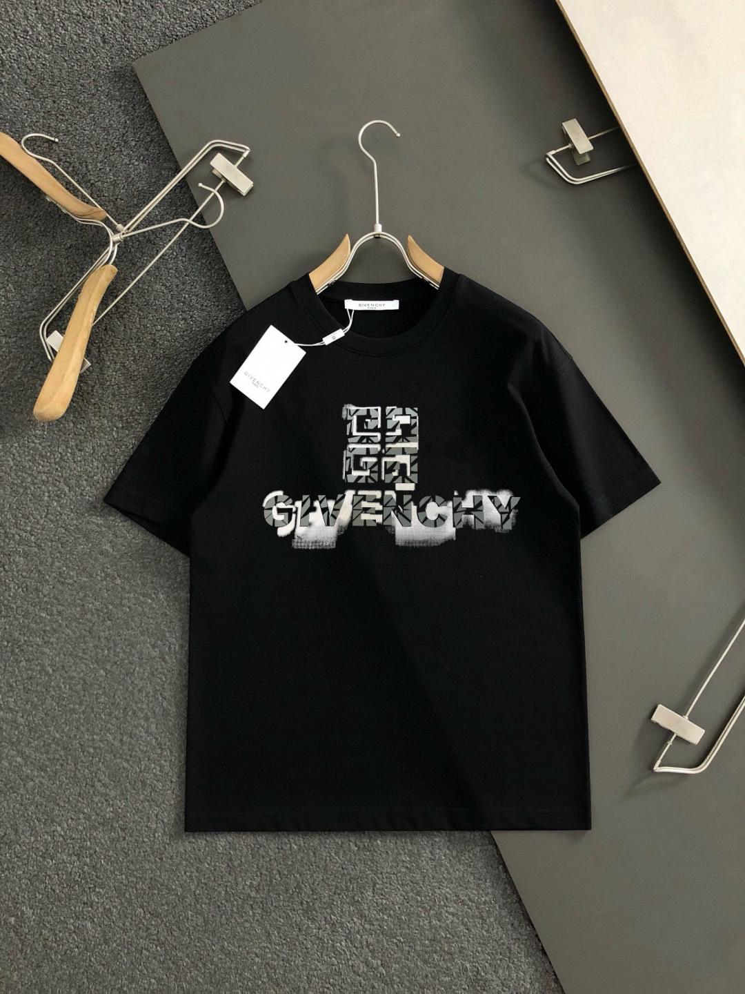  GVC 2025春夏新款首发专柜最新款短袖圆领T恤 高端订制 设计前卫时尚！品牌logo重工艺设计 高
