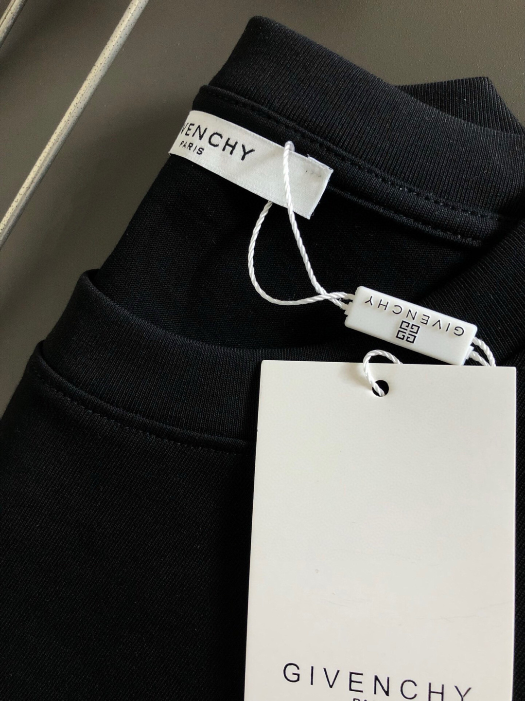  GVC 2025春夏新款首发专柜最新款短袖圆领T恤 高端订制 设计前卫时尚！品牌logo重工艺设计 高