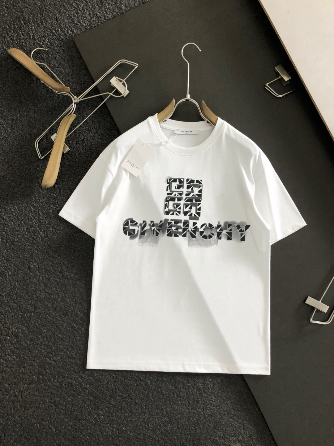  GVC 2025春夏新款首发专柜最新款短袖圆领T恤 高端订制 设计前卫时尚！品牌logo重工艺设计 高