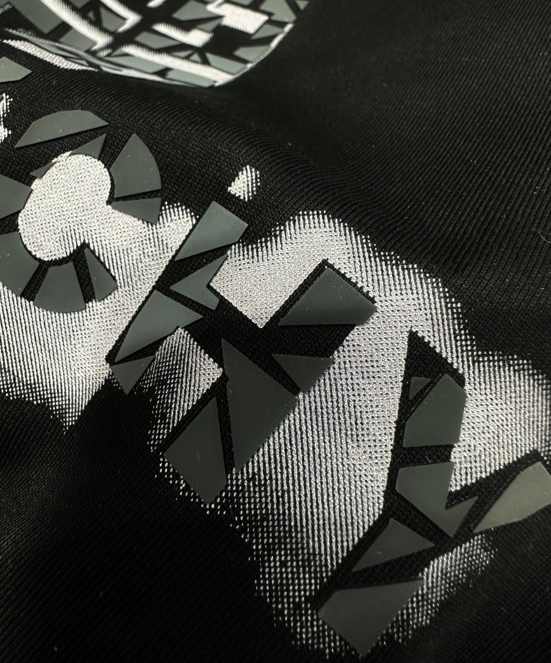  GVC 2025春夏新款首发专柜最新款短袖圆领T恤 高端订制 设计前卫时尚！品牌logo重工艺设计 高