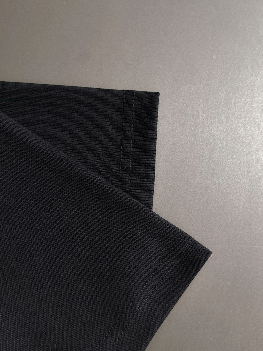  GVC 2025春夏新款首发专柜最新款短袖圆领T恤 高端订制 设计前卫时尚！品牌logo重工艺设计 高