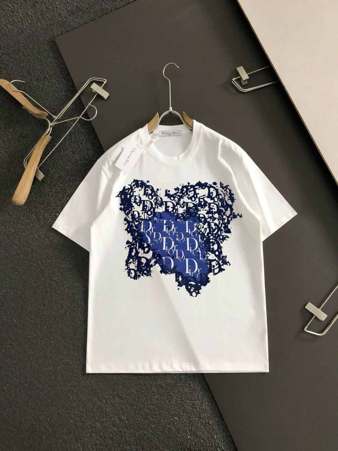   CD 2025春夏新款首发专柜最新款短袖圆领T恤 高端订制 设计前卫时尚！品牌logo重工艺设计 高