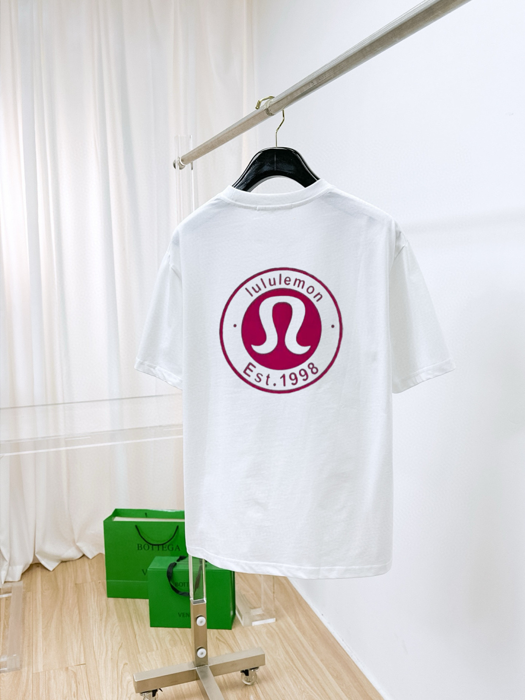 NO:427403,LULU Home 2025 Spring and Summer New First Counter New Short Sleeve Round Neck T-shirt, High-end Customization, Avant-garde and Fashionable Design!  Brand logo emphasizes craftsmanship design, high-end customized fabric, soft feel, comfortable to wear, exquisite counter-level car lines, fine workmanship, and invincible and handsome upper body effect!  A must-have item for handsome men!  Color black white Number M-3XL, T-shirt,tees,t-shirt,alexander wang19860909LULU家 2025春夏新款首发专柜最新款短袖圆领T恤 高端订制 设计前卫时尚！品牌logo重工艺设计 高端定制面料.手感柔软.穿着舒适.专柜级别精致车线.做工精细.上身效果无敌帅气！型男必备单品！ 颜色黑色 白色 码数M-3XL,,T-shirt,tees，t-shirt,alexander wang,Men's clothing