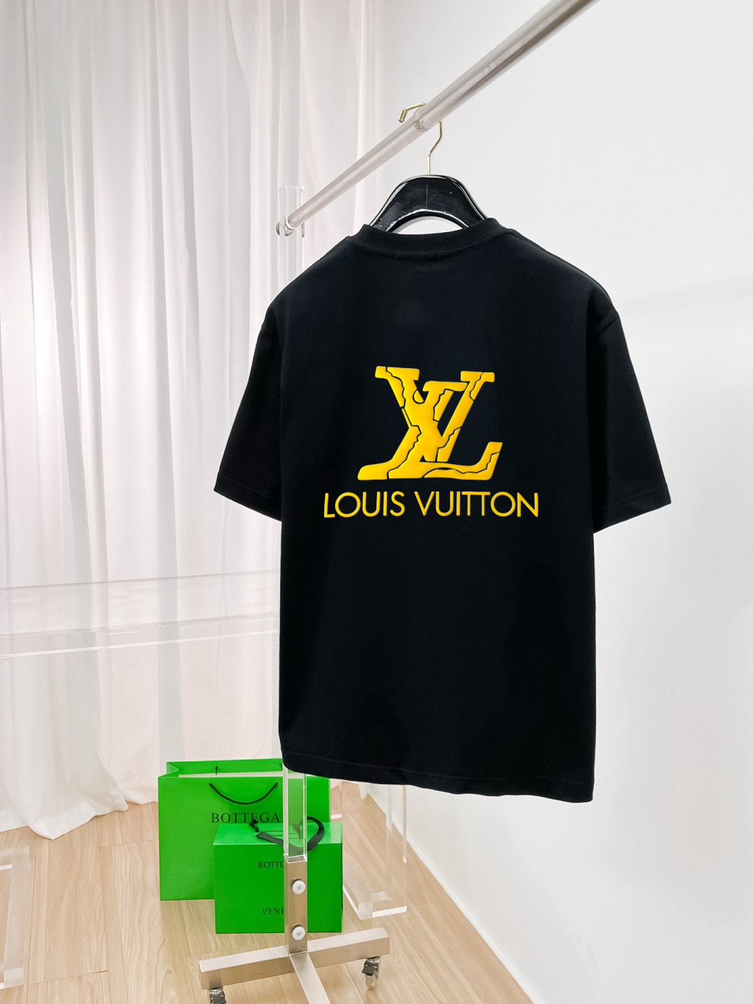 NO:427407,The new 2025 spring and summer new style of the first counter is the latest short-sleeved round-neck T-shirt with high-end customization and avant-garde and fashionable design!  Brand logo emphasizes craftsmanship design, high-end customized fabric, soft feel, comfortable to wear, exquisite counter-level car lines, fine workmanship, and invincible and handsome upper body effect!  A must-have item for handsome men!  Color black white Number M-3XL, louis vuitton,louis vuitton,t-shirt,tees,t-shirt,alexander wang19860909驴家 2025春夏新款首发专柜最新款短袖圆领T恤 高端订制 设计前卫时尚！品牌logo重工艺设计 高端定制面料.手感柔软.穿着舒适.专柜级别精致车线.做工精细.上身效果无敌帅气！型男必备单品！ 颜色黑色 白色 码数M-3XL,,louis vuitton,louis vuitton,T-shirt,tees，t-shirt,alexander wang,Men's clothing