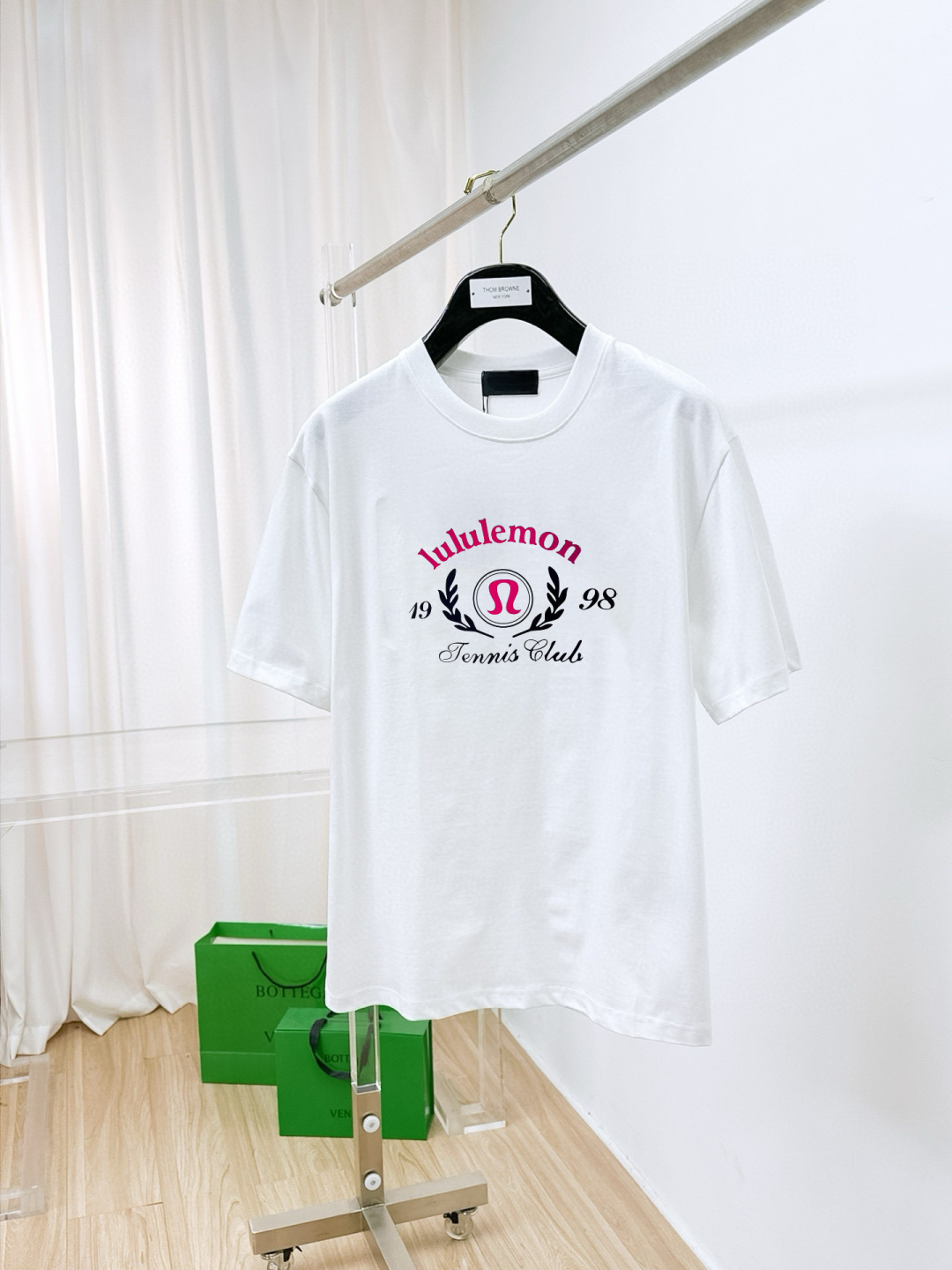 NO:427413,LULU Home 2025 Spring and Summer New First Counter New Short Sleeve Round Neck T-shirt, High-end Customization, Avant-garde and Fashionable Design!  Brand logo emphasizes craftsmanship design, high-end customized fabric, soft feel, comfortable to wear, exquisite counter-level car lines, fine workmanship, and invincible and handsome upper body effect!  A must-have item for handsome men!  Color black white Number M-3XL, T-shirt,tees,t-shirt,alexander wang19860909LULU家 2025春夏新款首发专柜最新款短袖圆领T恤 高端订制 设计前卫时尚！品牌logo重工艺设计 高端定制面料.手感柔软.穿着舒适.专柜级别精致车线.做工精细.上身效果无敌帅气！型男必备单品！ 颜色黑色 白色 码数M-3XL,,T-shirt,tees，t-shirt,alexander wang,Men's clothing