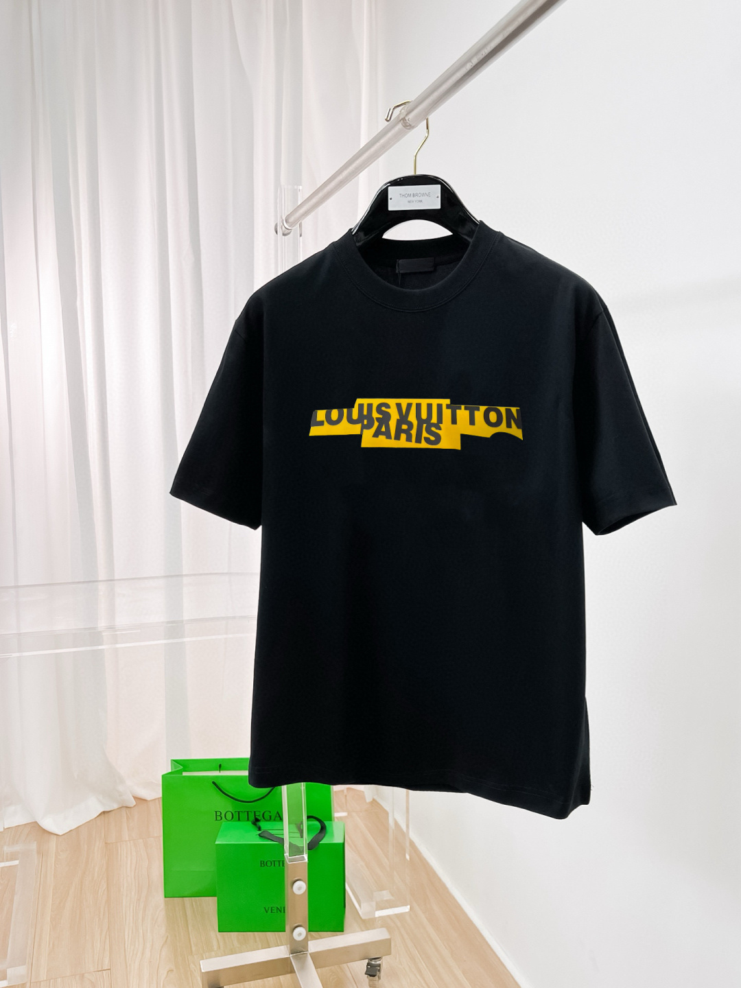 NO:427419,The new 2025 spring and summer new style of the first counter is the latest short-sleeved round-neck T-shirt with high-end customization and avant-garde and fashionable design!  Brand logo emphasizes craftsmanship design, high-end customized fabric, soft feel, comfortable to wear, exquisite counter-level car lines, fine workmanship, and invincible and handsome upper body effect!  A must-have item for handsome men!  Color black white Number M-3XL, louis vuitton,louis vuitton,t-shirt,tees,t-shirt,alexander wang19860909驴家 2025春夏新款首发专柜最新款短袖圆领T恤 高端订制 设计前卫时尚！品牌logo重工艺设计 高端定制面料.手感柔软.穿着舒适.专柜级别精致车线.做工精细.上身效果无敌帅气！型男必备单品！ 颜色黑色 白色 码数M-3XL,,louis vuitton,louis vuitton,T-shirt,tees，t-shirt,alexander wang,Men's clothing