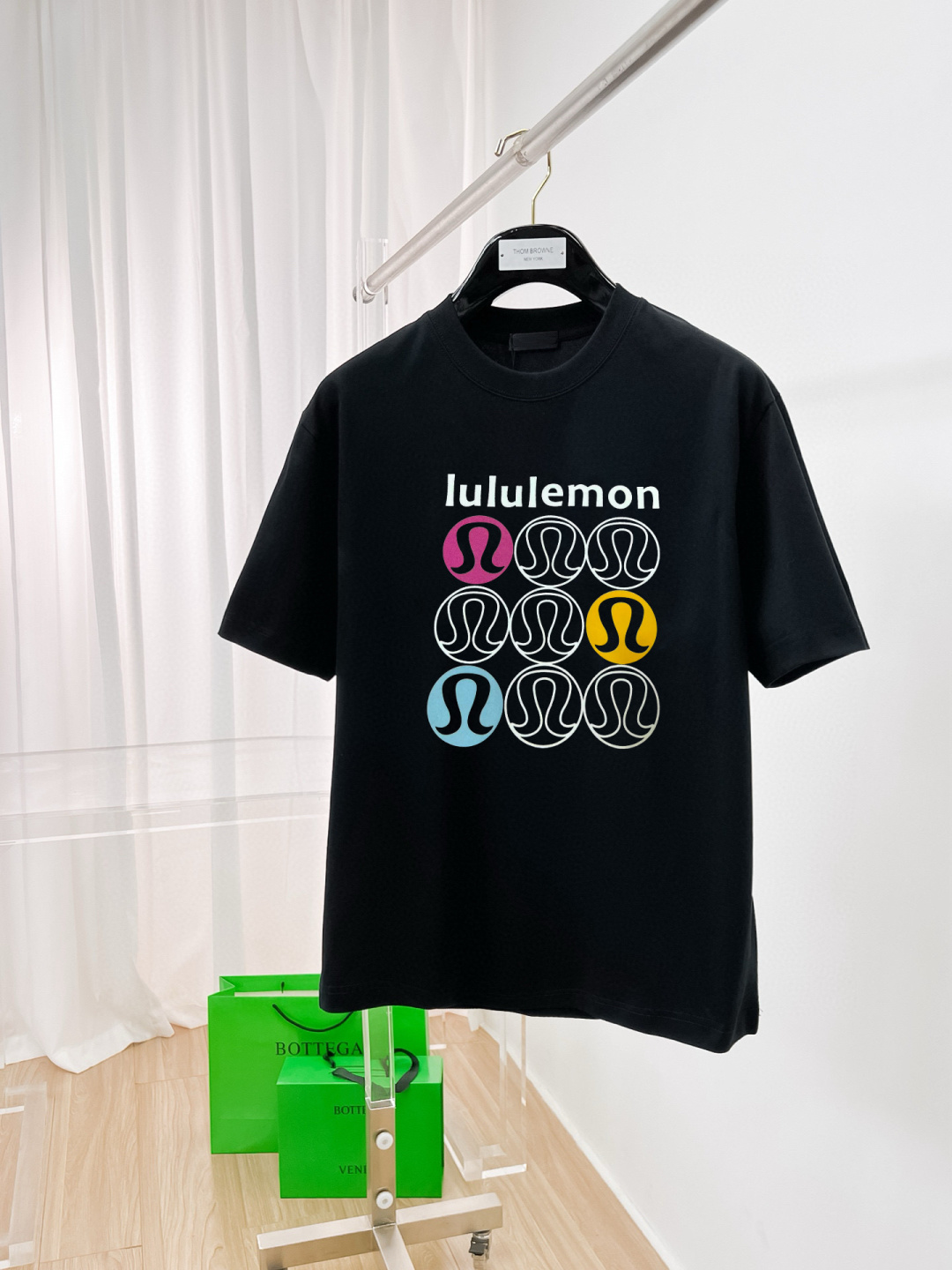 NO:427430,LULU Home 2025 Spring and Summer New First Counter New Short Sleeve Round Neck T-shirt, High-end Customization, Avant-garde and Fashionable Design!  Brand logo emphasizes craftsmanship design, high-end customized fabric, soft feel, comfortable to wear, exquisite counter-level car lines, fine workmanship, and invincible and handsome upper body effect!  A must-have item for handsome men!  Color black white Number M-3XL, T-shirt,tees,t-shirt,alexander wang19860909LULU家 2025春夏新款首发专柜最新款短袖圆领T恤 高端订制 设计前卫时尚！品牌logo重工艺设计 高端定制面料.手感柔软.穿着舒适.专柜级别精致车线.做工精细.上身效果无敌帅气！型男必备单品！ 颜色黑色 白色 码数M-3XL,,T-shirt,tees，t-shirt,alexander wang,Men's clothing