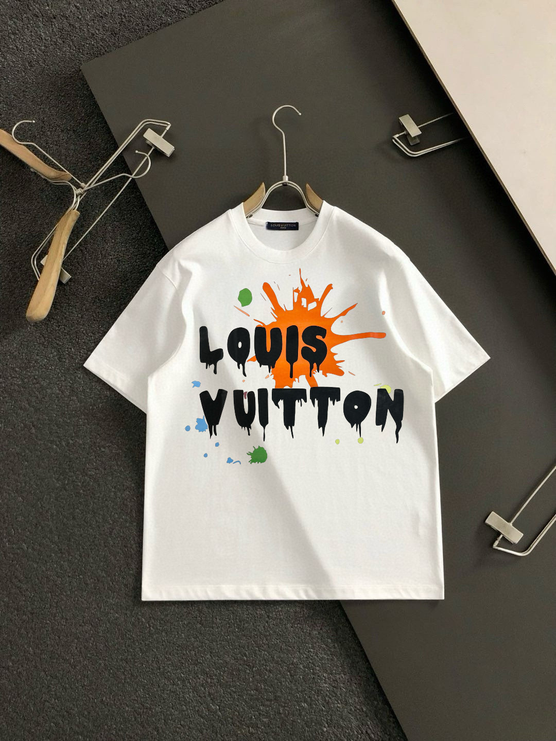 P75 LV2025SS La última camiseta de manga corta con cuello redondo y moda en primavera y verano, sincronizada con el sit…