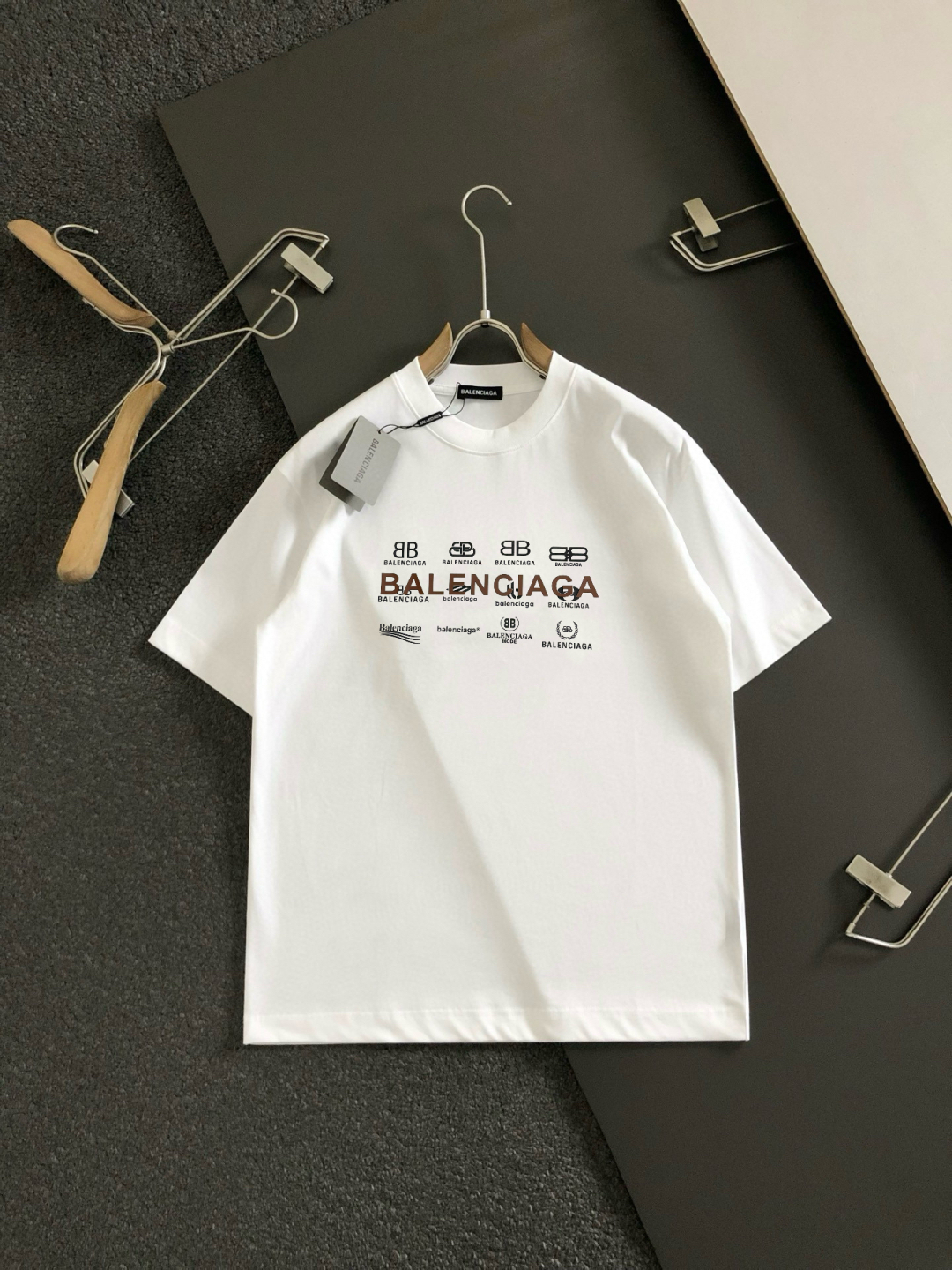 “2025SS Classic Logo T-Shirt: Comfortable, Durable, and Stylish for Spring and Summer” - 图片 7