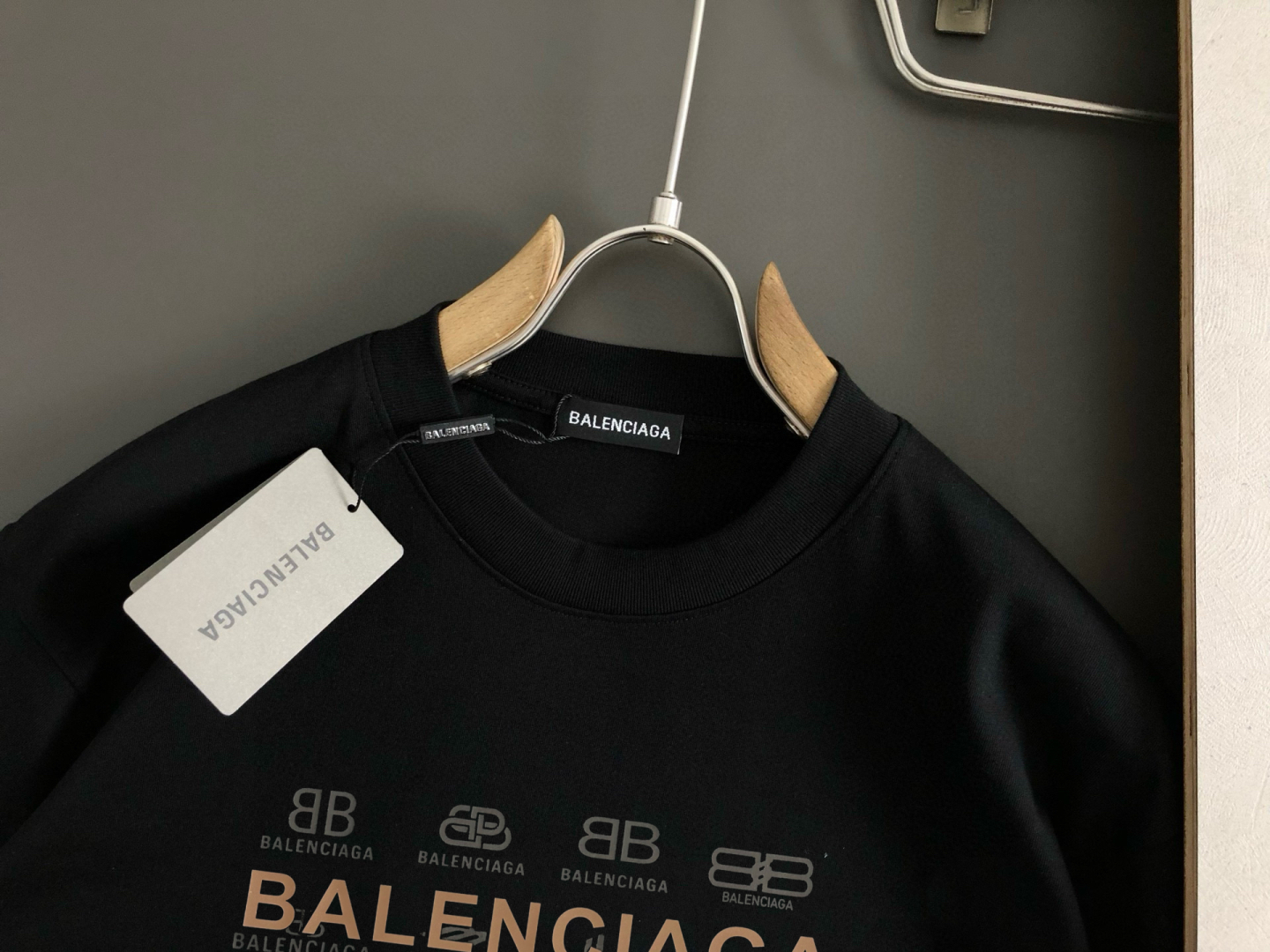 “2025SS Classic Logo T-Shirt: Comfortable, Durable, and Stylish for Spring and Summer” - 图片 2