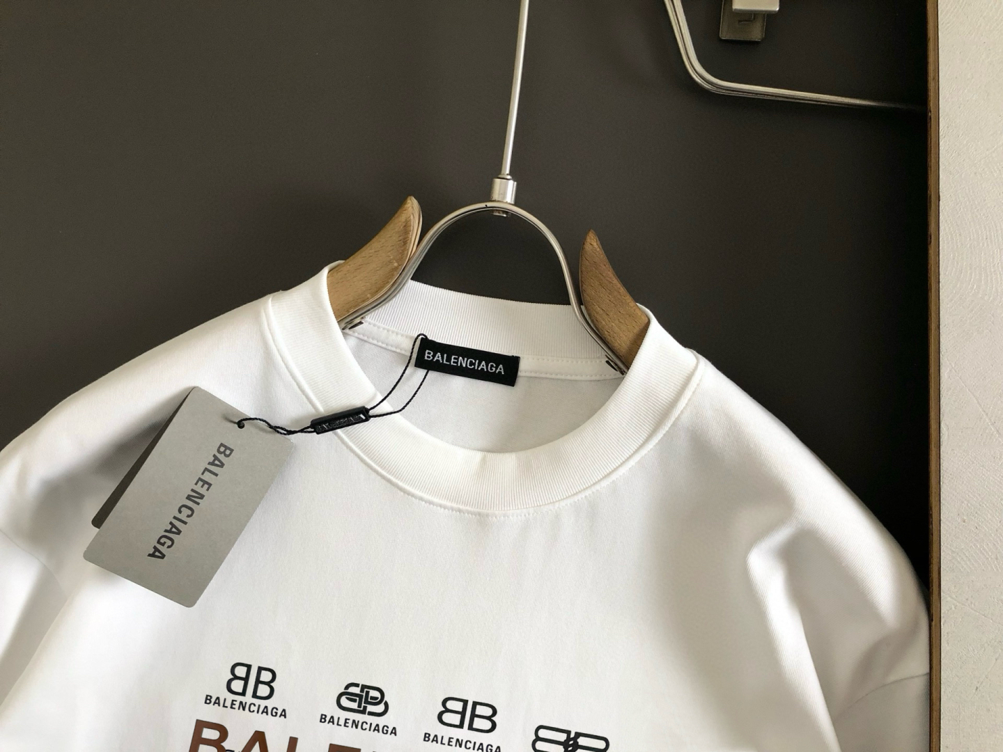 “2025SS Classic Logo T-Shirt: Comfortable, Durable, and Stylish for Spring and Summer” - 图片 8