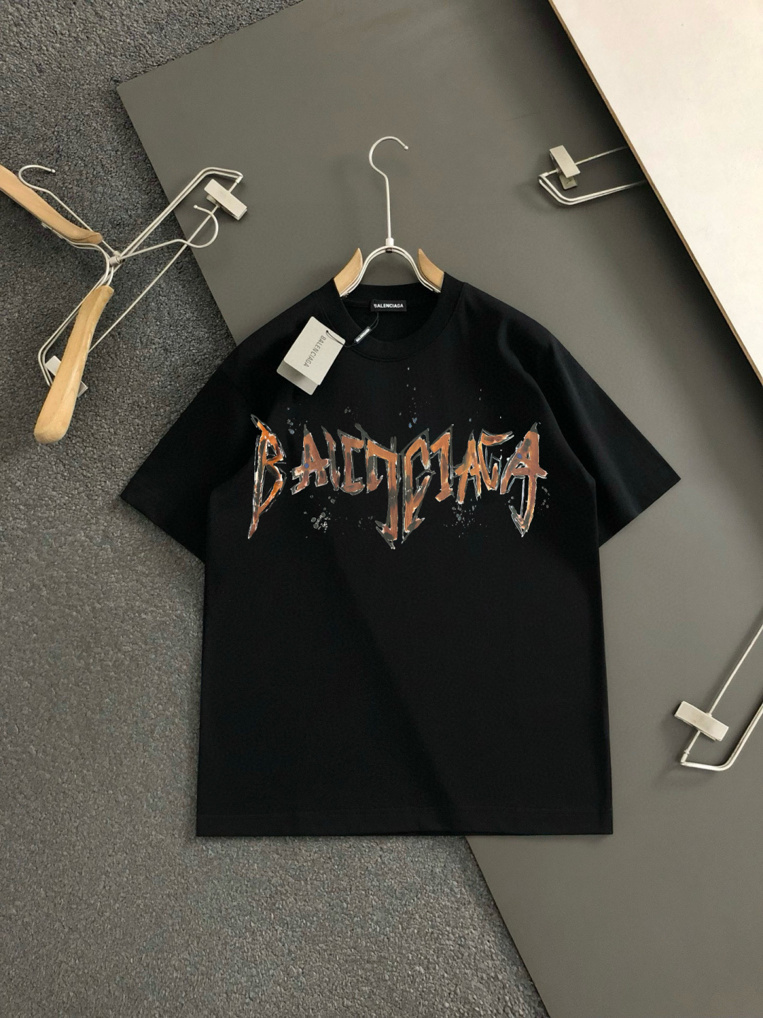 “2025SS Spring Summer T-Shirt: Comfortable Skin, Durable, Dressable, Classic Logo Design, Original Craft, Sizes M-3XL”