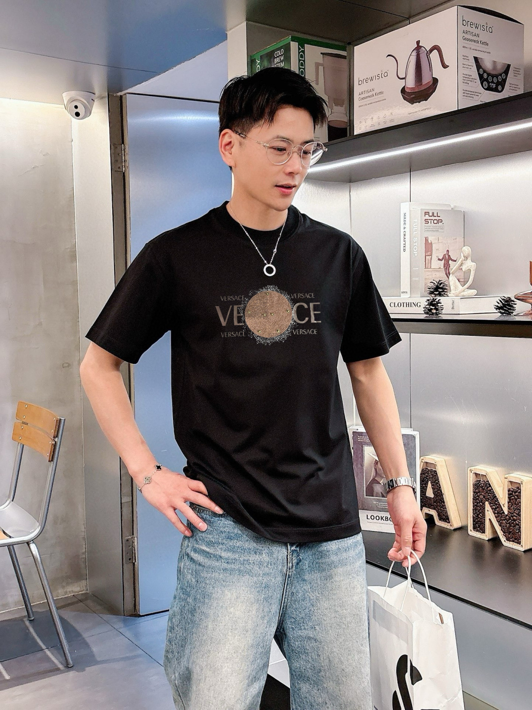 NO:953675,Fanjia's new spring and summer debut counter, the latest short-sleeved round neck T-shirt, high-end customization, avant-garde and fashionable design!  The brand logo emphasizes craftsmanship and high-end customized fabrics. Soft to the touch. Comfortable to wear. Counter-level exquisite stitching. Fine workmanship. The upper body effect is incomparably handsome!  A must-have item for a stylish man!  Size M-4XL,,T-shirt,tees,t-shirt,19860909范家 春夏新款首发专柜最新款短袖圆领T恤 高端订制 设计前卫时尚！品牌logo重工艺设计 高端定制面料.手感柔软.穿着舒适.专柜级别精致车线.做工精细.上身效果无敌帅气！型男必备单品！ 码数M-4XL,,T-shirt,tees，t-shirt,,Men's clothing