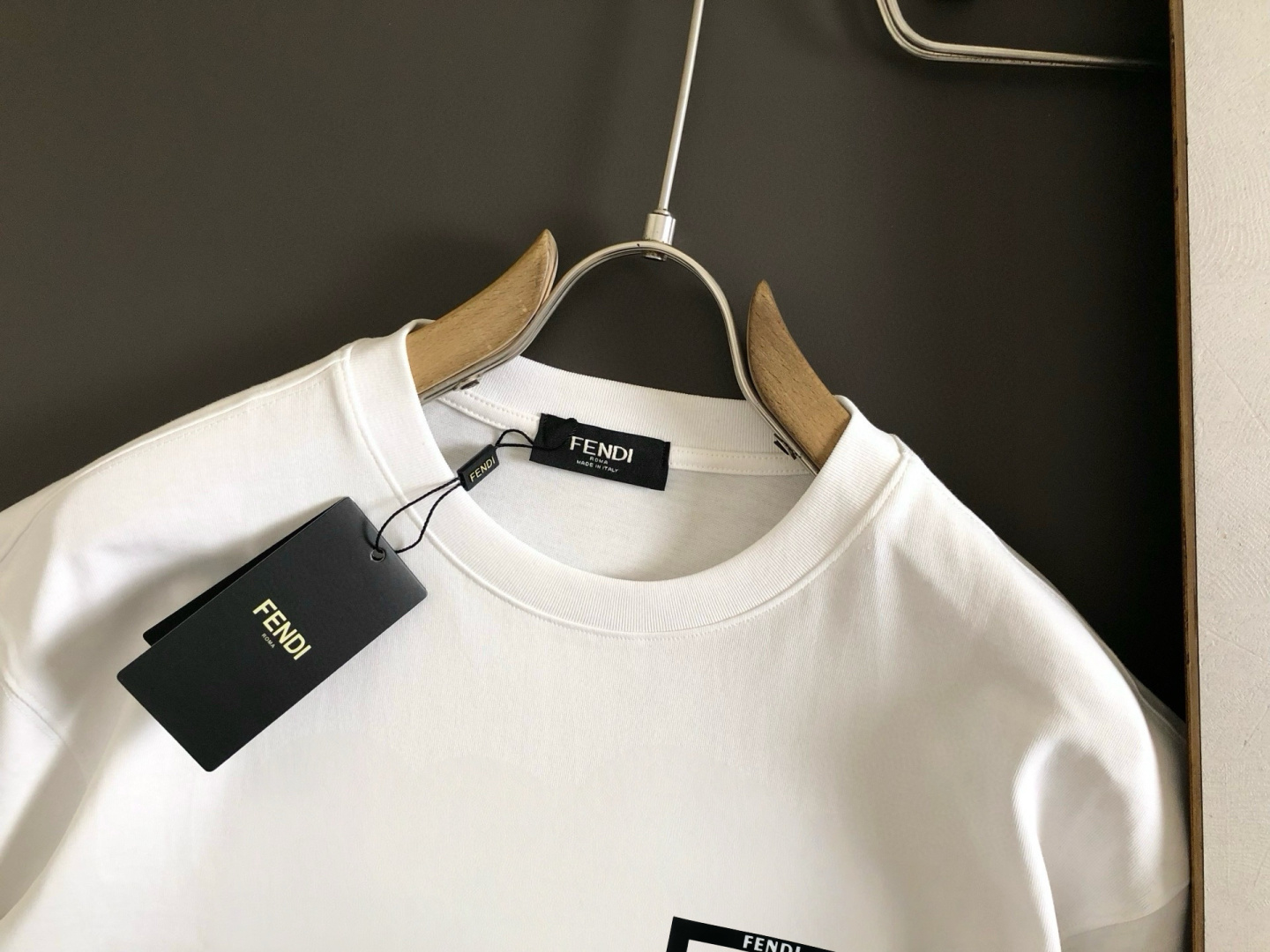 FD 2025春夏新款首发专柜最新款短袖圆领T恤 高端订制 设计前卫时尚！品牌logo重工艺设计 高端定