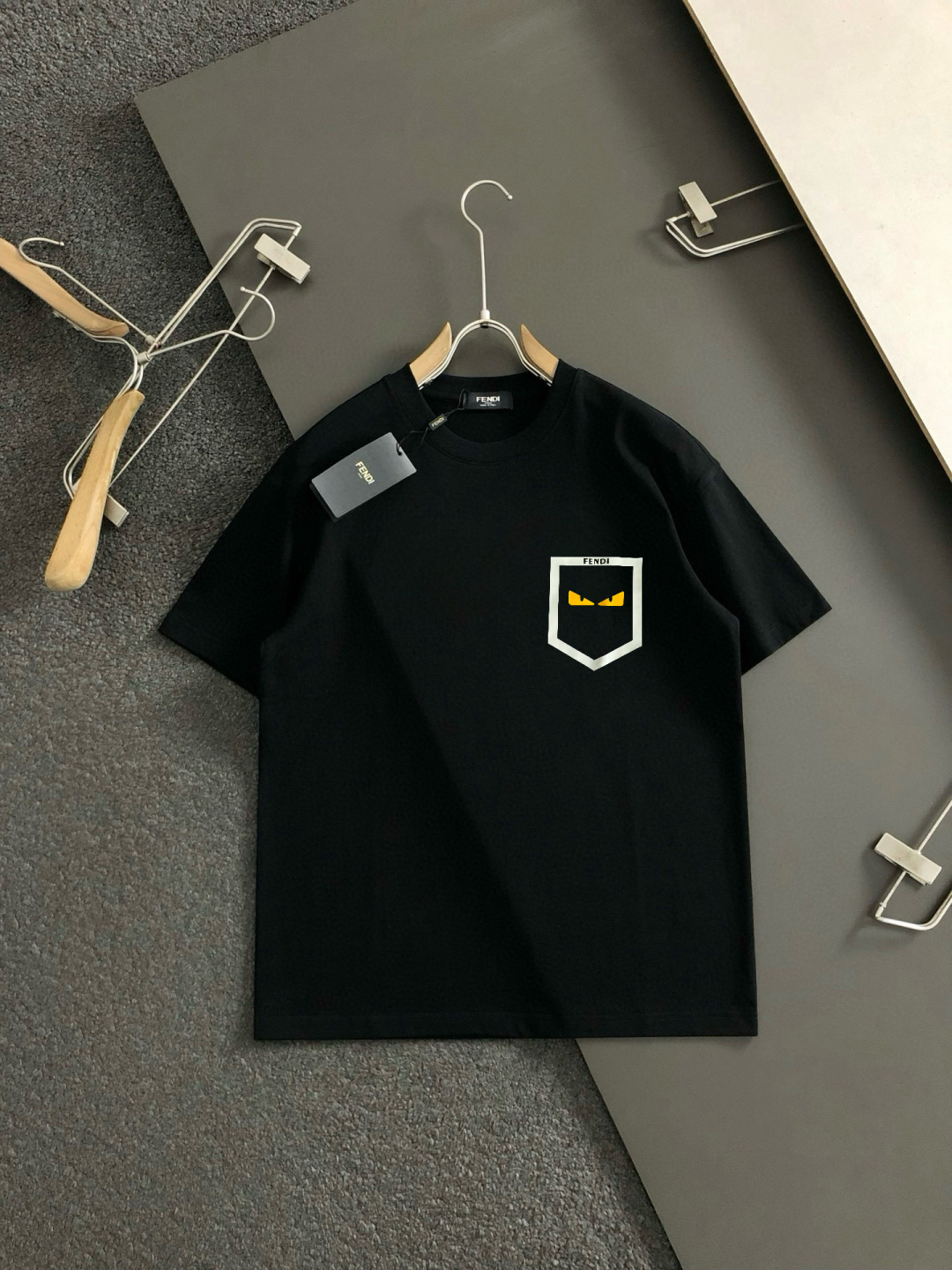 FD 2025春夏新款首发专柜最新款短袖圆领T恤 高端订制 设计前卫时尚！品牌logo重工艺设计 高端定