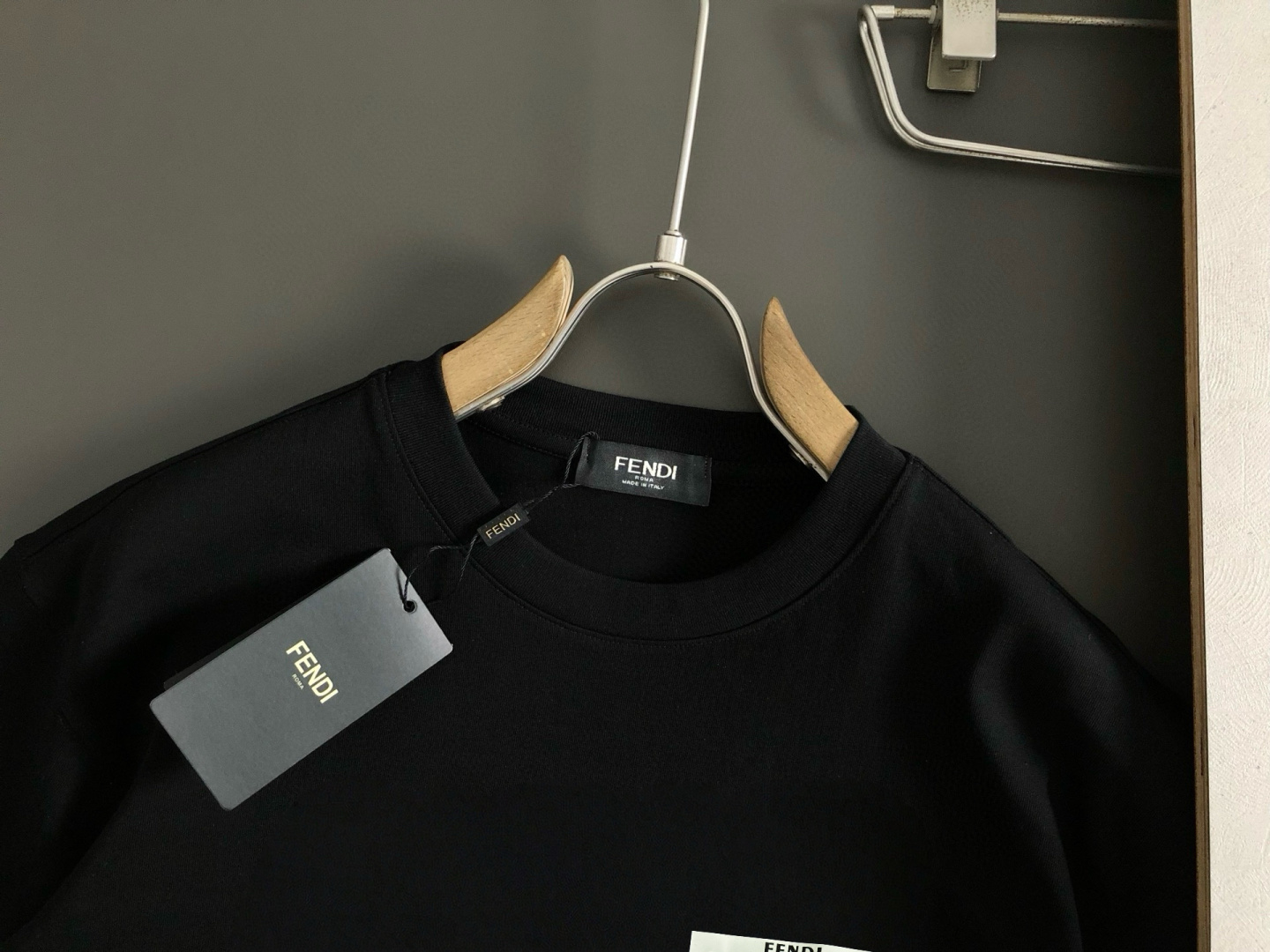 FD 2025春夏新款首发专柜最新款短袖圆领T恤 高端订制 设计前卫时尚！品牌logo重工艺设计 高端定