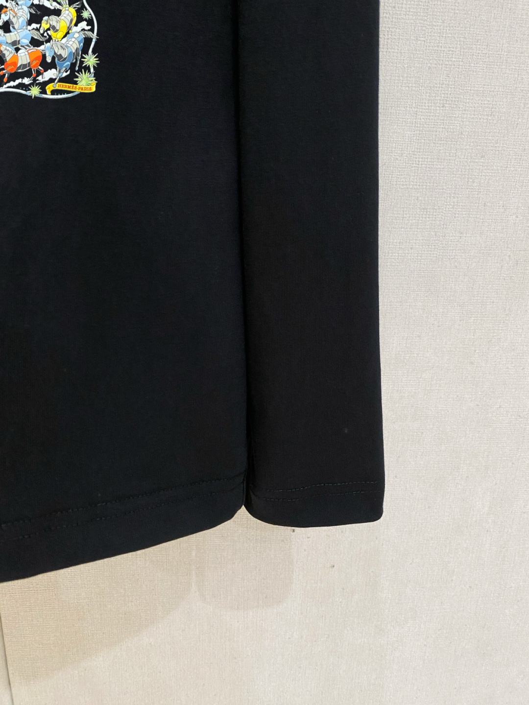 爱马家 春夏新款首发专柜最新款长袖T恤 高端订制 设计前卫时尚！品牌logo重工艺设计 高端定制面料.手