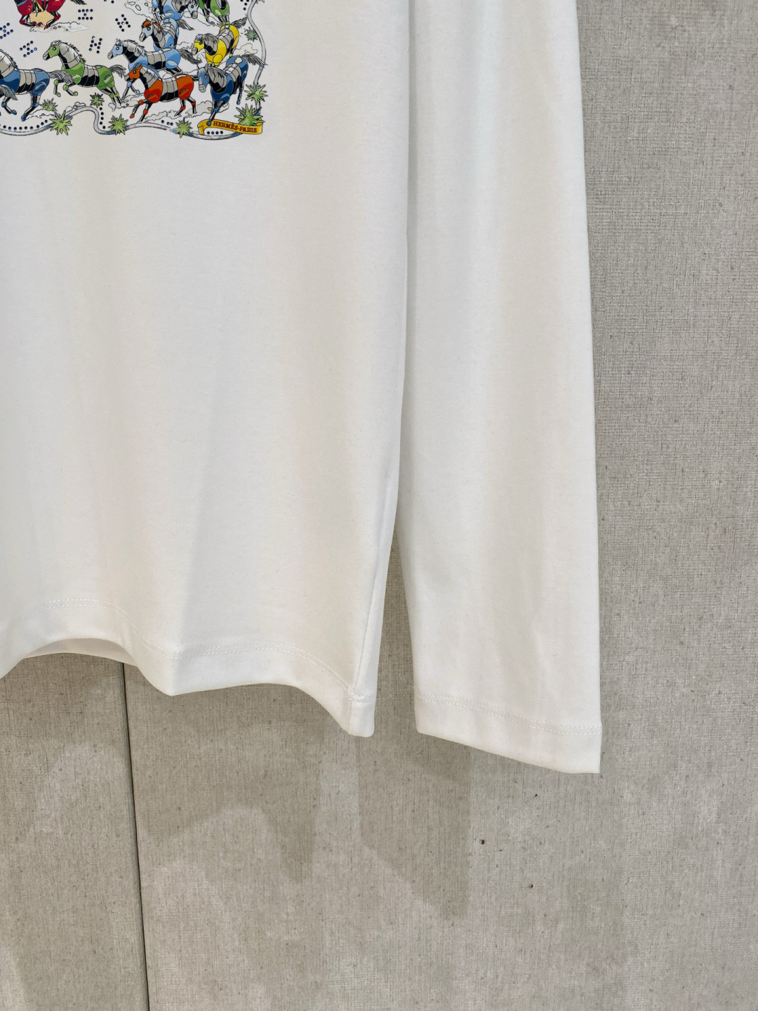爱马家 春夏新款首发专柜最新款长袖T恤 高端订制 设计前卫时尚！品牌logo重工艺设计 高端定制面料.手