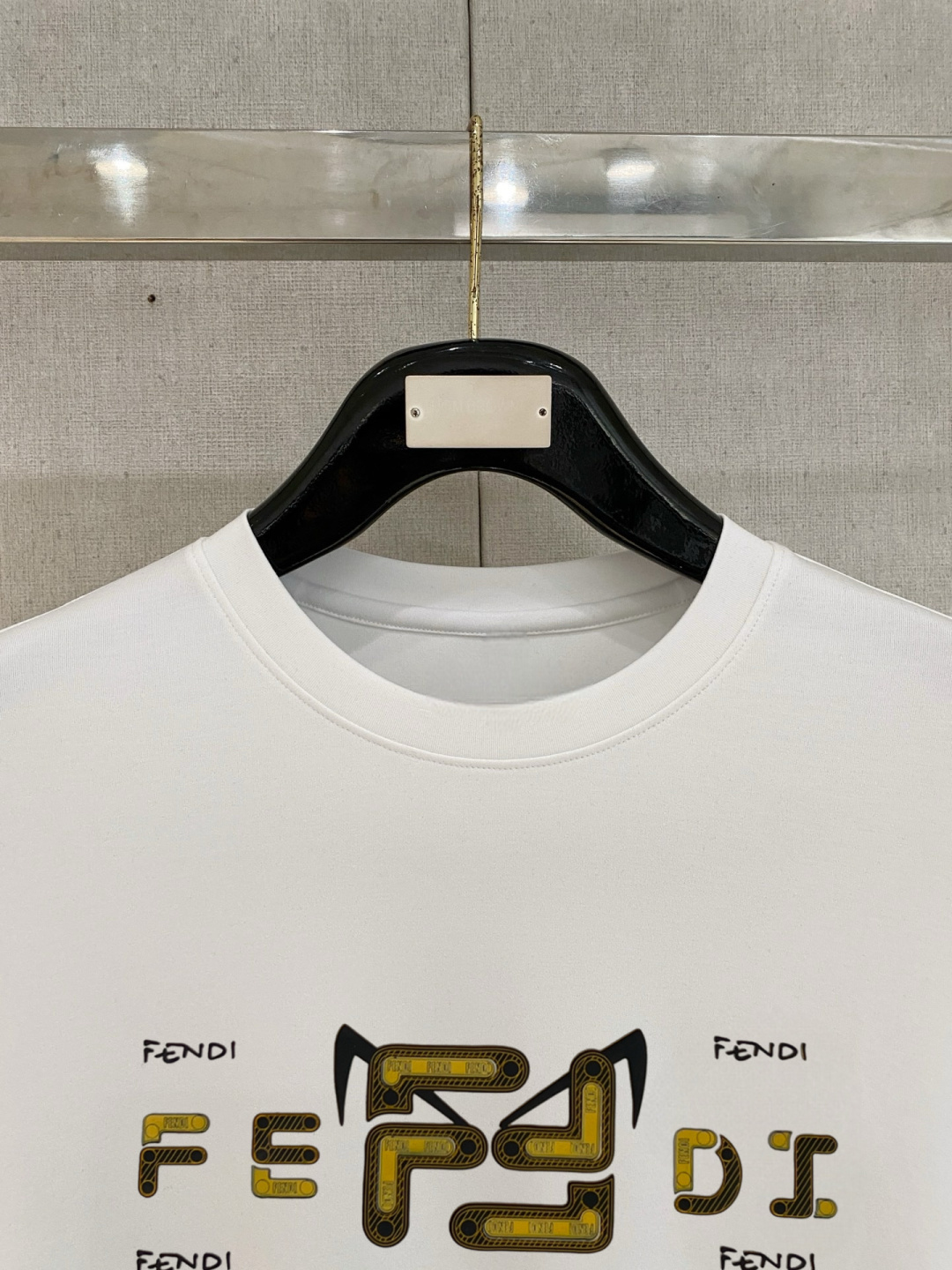 芬家 春夏新款首发专柜最新款长袖T恤 高端订制 设计前卫时尚！品牌logo重工艺设计 高端定制面料.手感