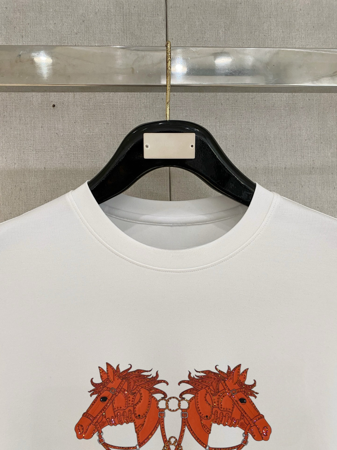 爱马家 春夏新款首发专柜最新款长袖T恤 高端订制 设计前卫时尚！品牌logo重工艺设计 高端定制面料.手