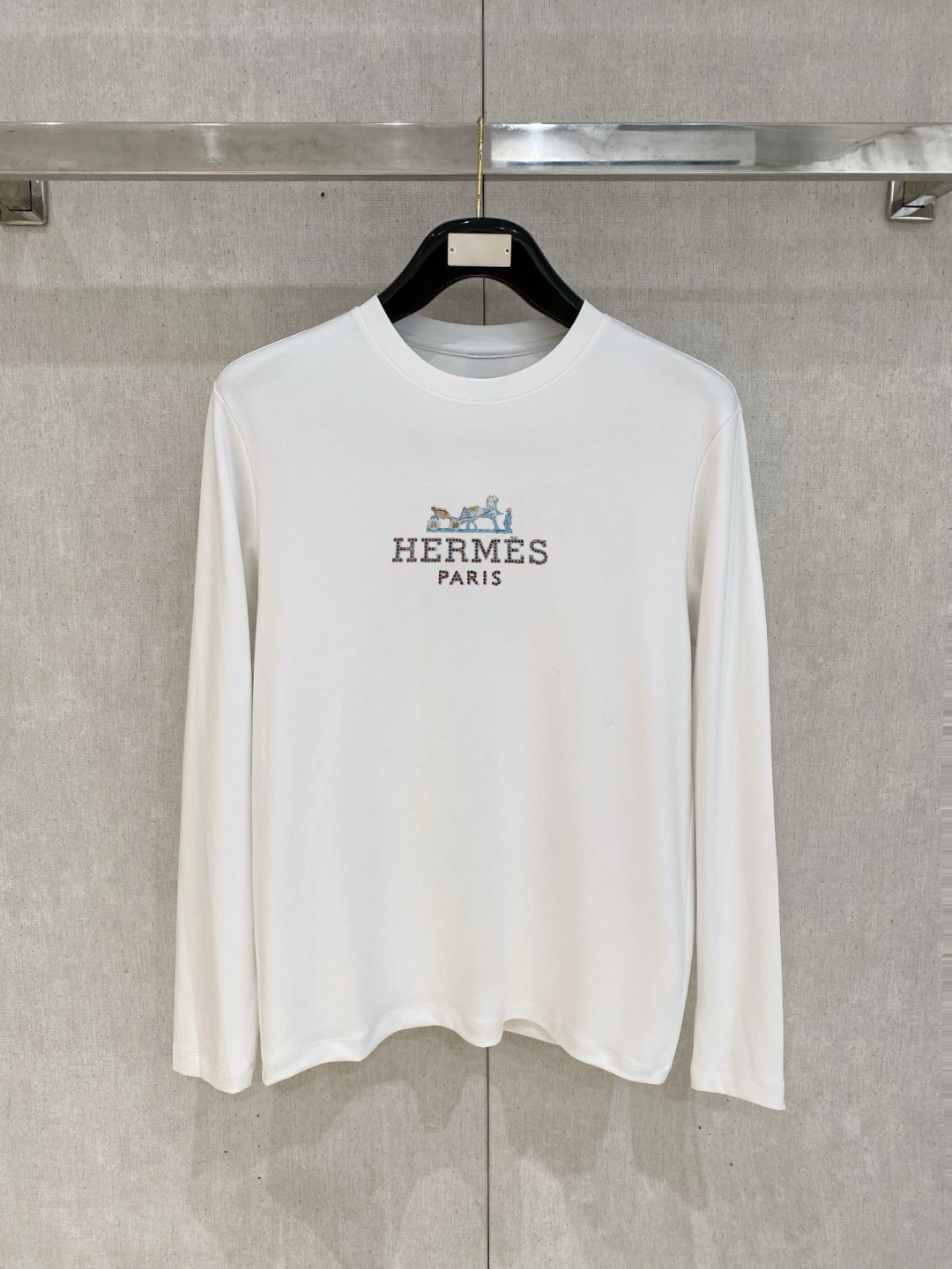 爱马家 春夏新款首发专柜最新款长袖T恤 高端订制 设计前卫时尚！品牌logo重工艺设计 高端定制面料.手