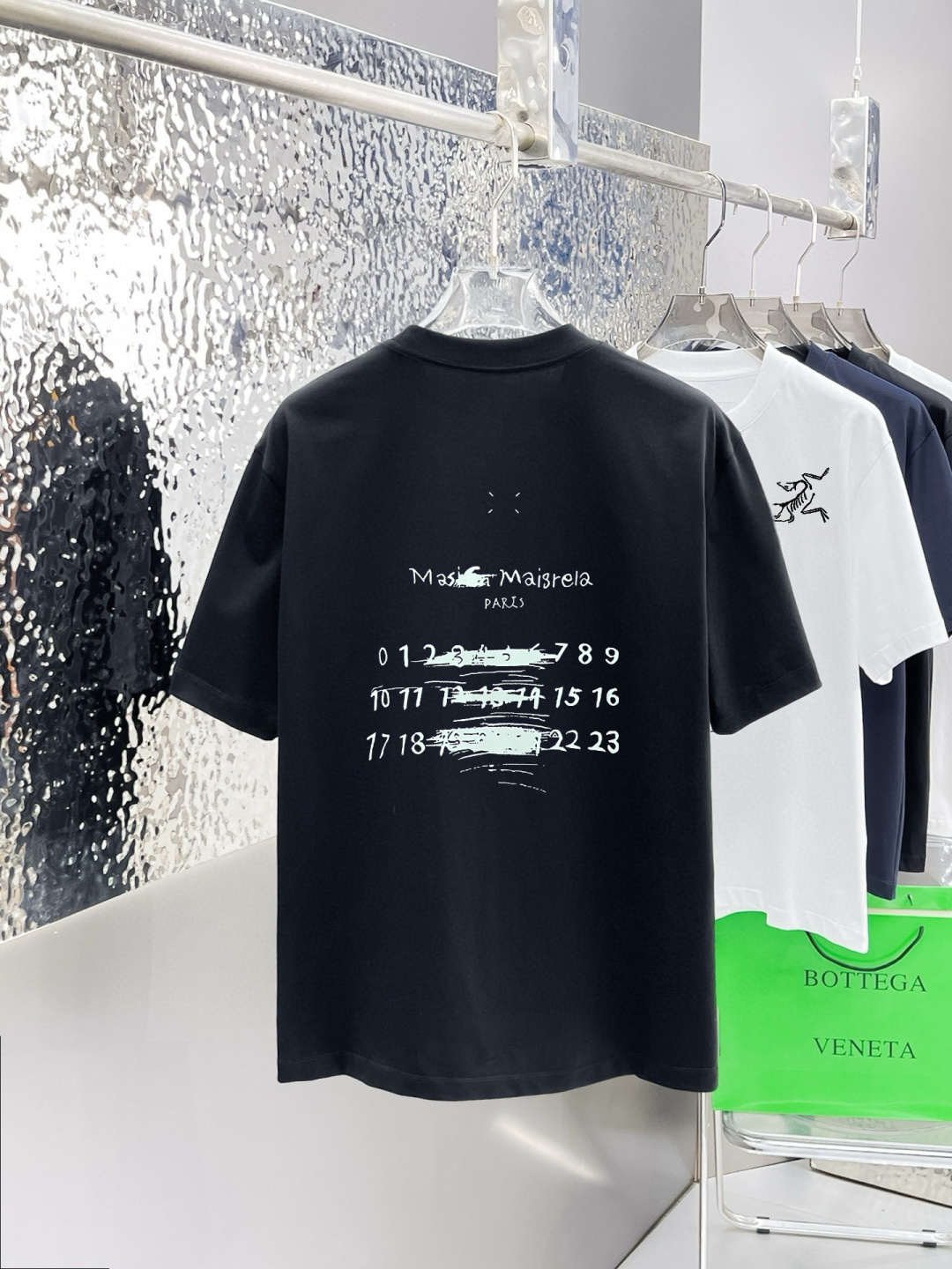 马吉拉家 春夏新款首发专柜最新款短袖圆领T恤 高端订制 设计前卫时尚！品牌logo重工艺设计 高端定制面