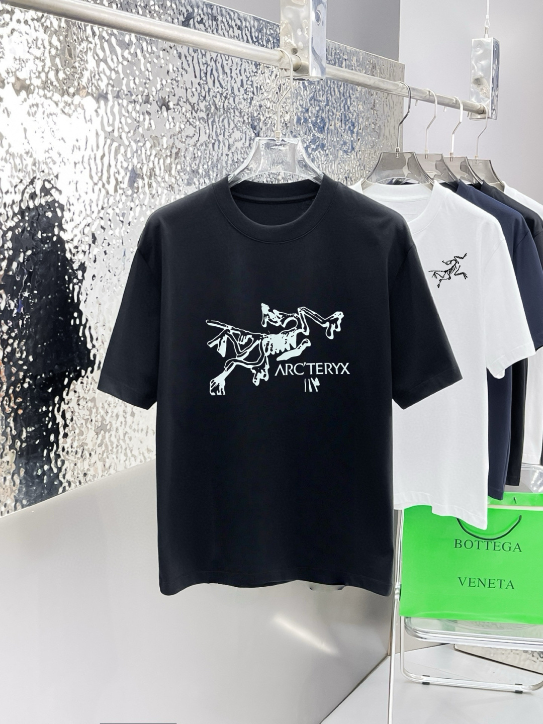 鸟家 春夏新款首发专柜最新款短袖圆领T恤 高端订制 设计前卫时尚！品牌logo重工艺设计 高端定制面料.