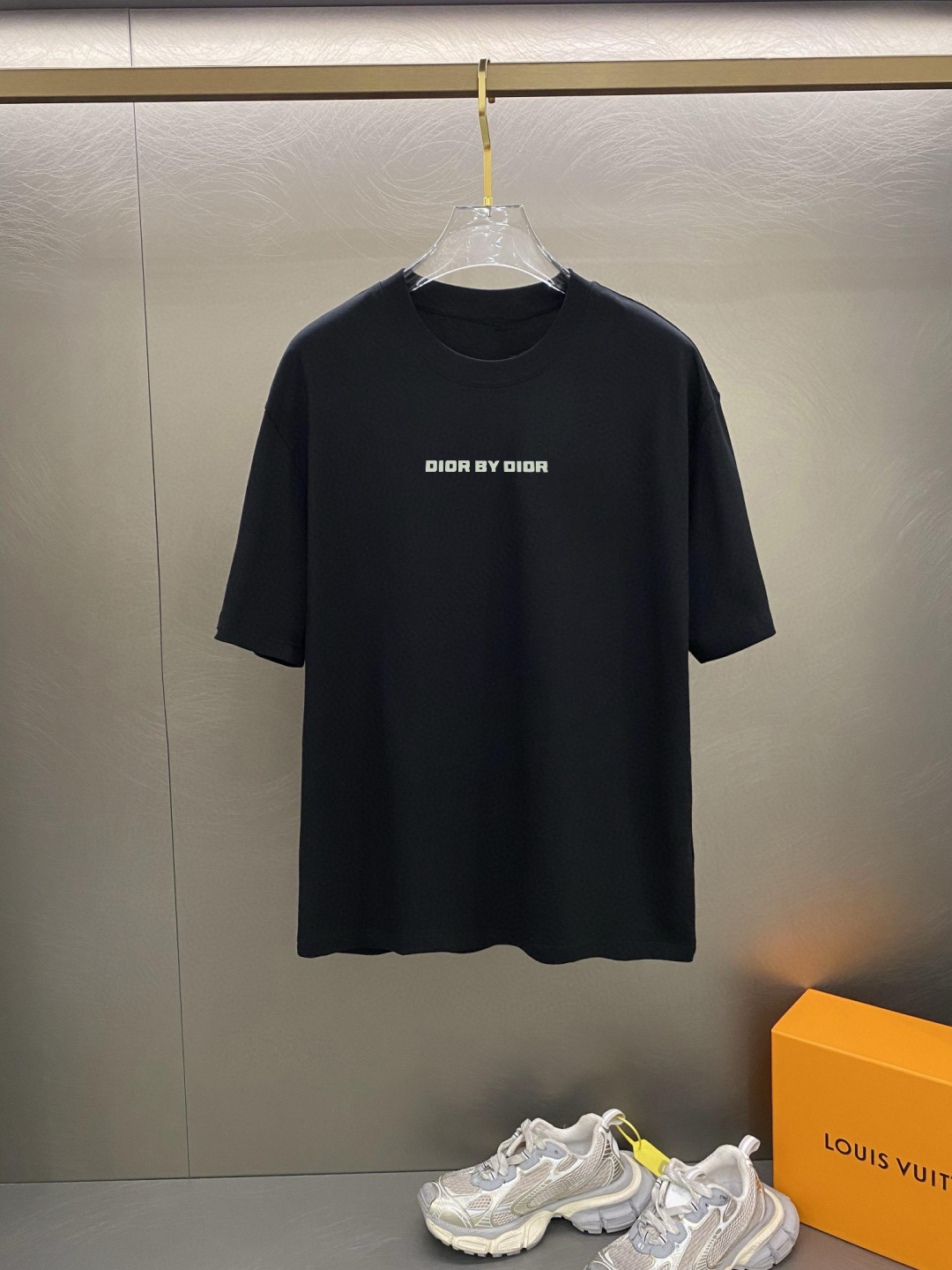 迪家 春夏新款首发专柜最新款短袖圆领T恤 高端订制 设计前卫时尚！品牌logo重工艺设计 高端定制面料.