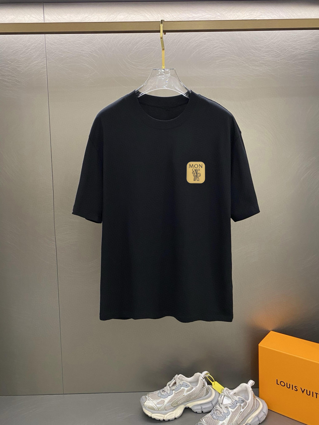 蒙家 春夏新款首发专柜最新款短袖圆领T恤 高端订制 设计前卫时尚！品牌logo重工艺设计 高端定制面料.
