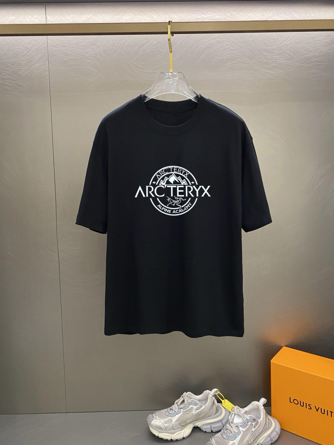 鸟家 春夏新款首发专柜最新款短袖圆领T恤 高端订制 设计前卫时尚！品牌logo重工艺设计 高端定制面料.
